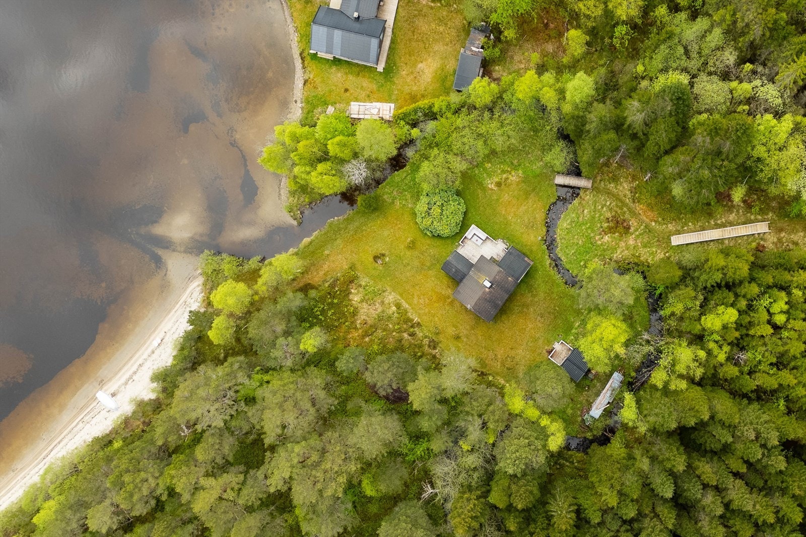 Bellsvikveien 131 ligger naturskjønt til, helt nede ved Heimsvatnet. Eiendommen måler drøyt 1,8 mål og er opparbeidet med plen, beplantninger, bru og trappenedgang fra parkeringsplassen. Galleribilde