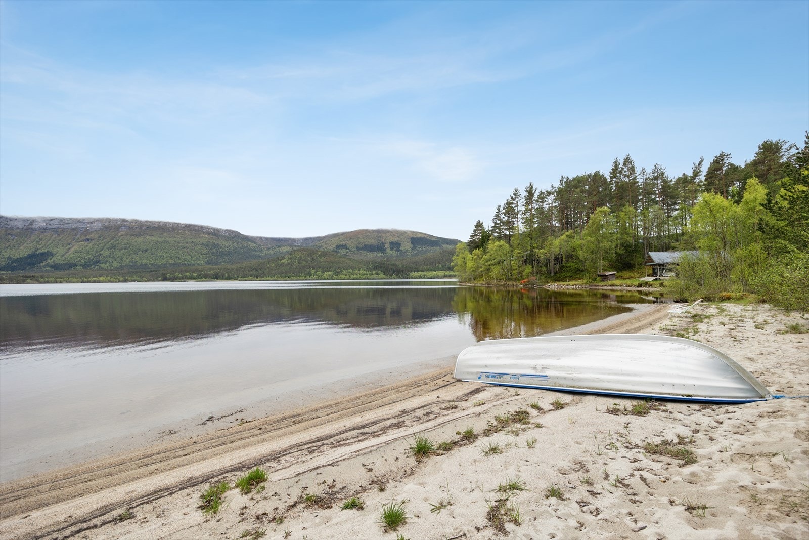 Her kan du få både ørret og røye, og det er gode muligheter for både stangfiske fra land og med båt. Galleribilde