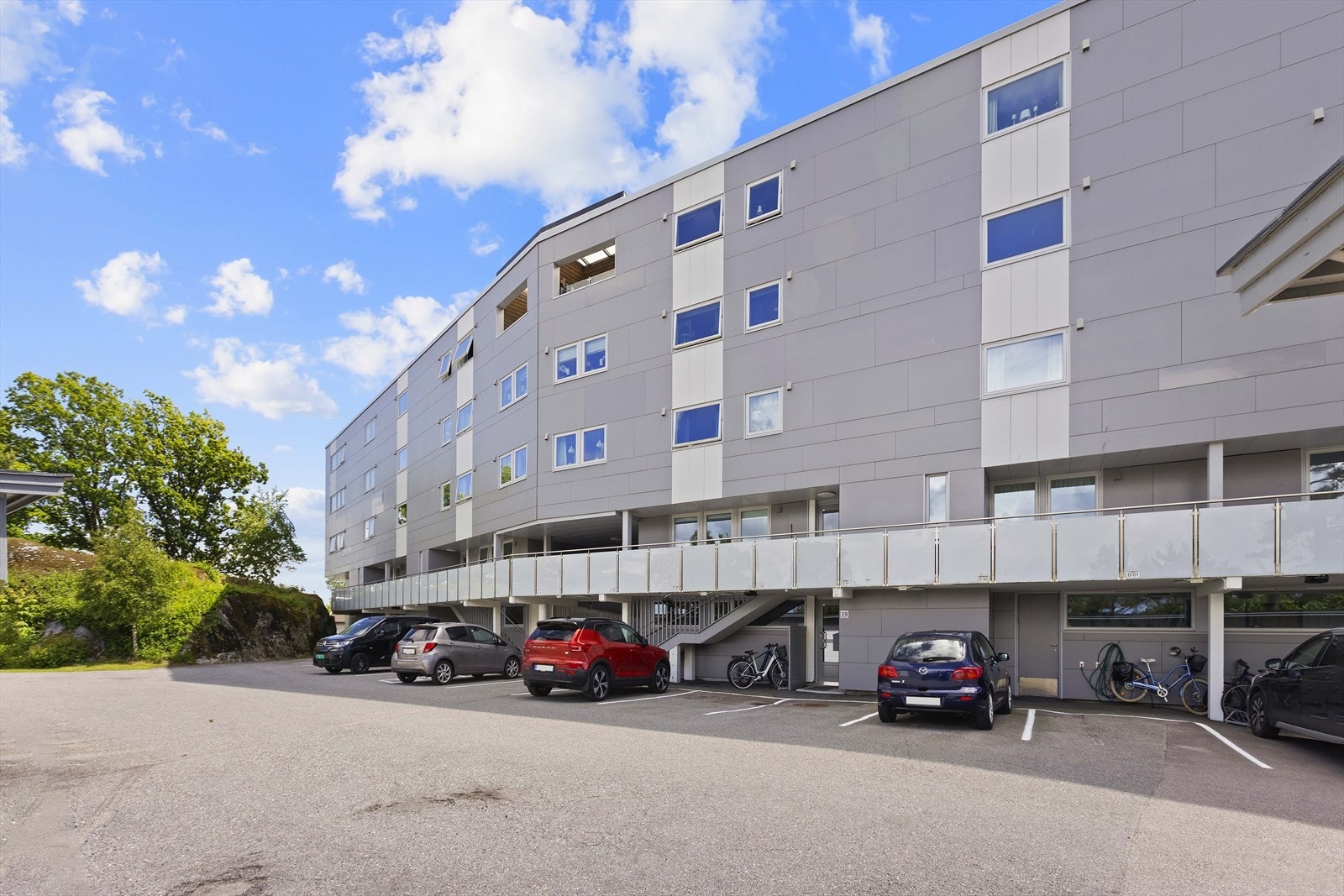 Fasade og parkeringsplass Galleribilde