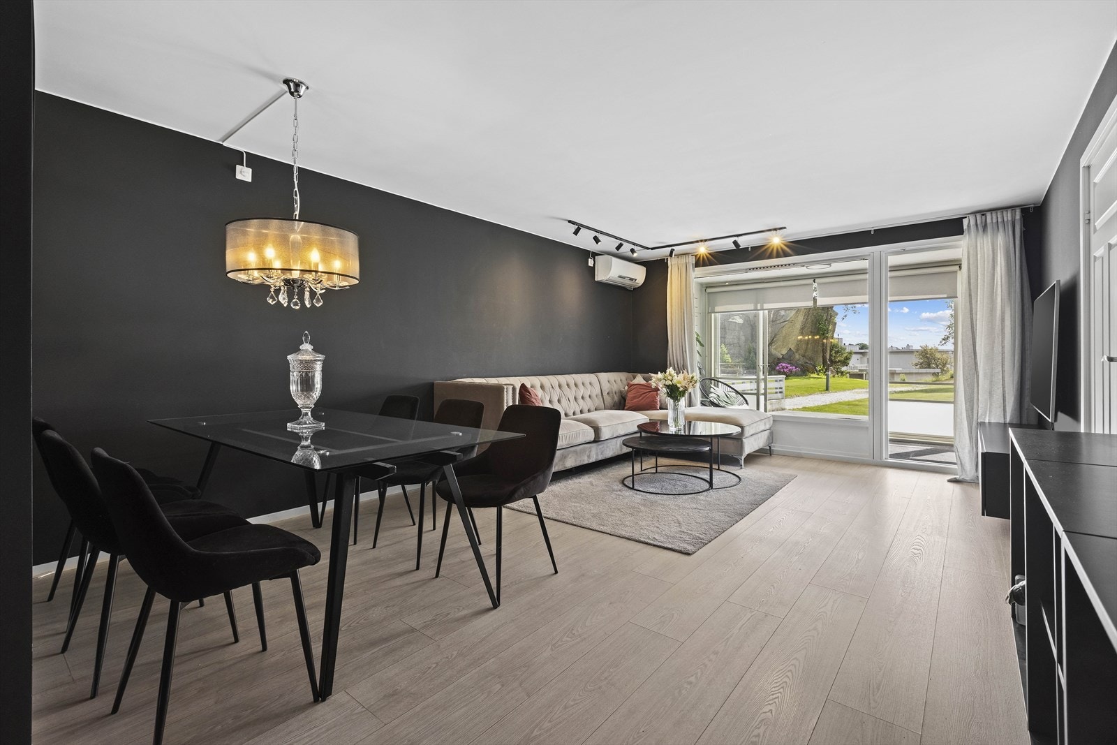 Stor stue med direkte adkomst til terrassen Galleribilde