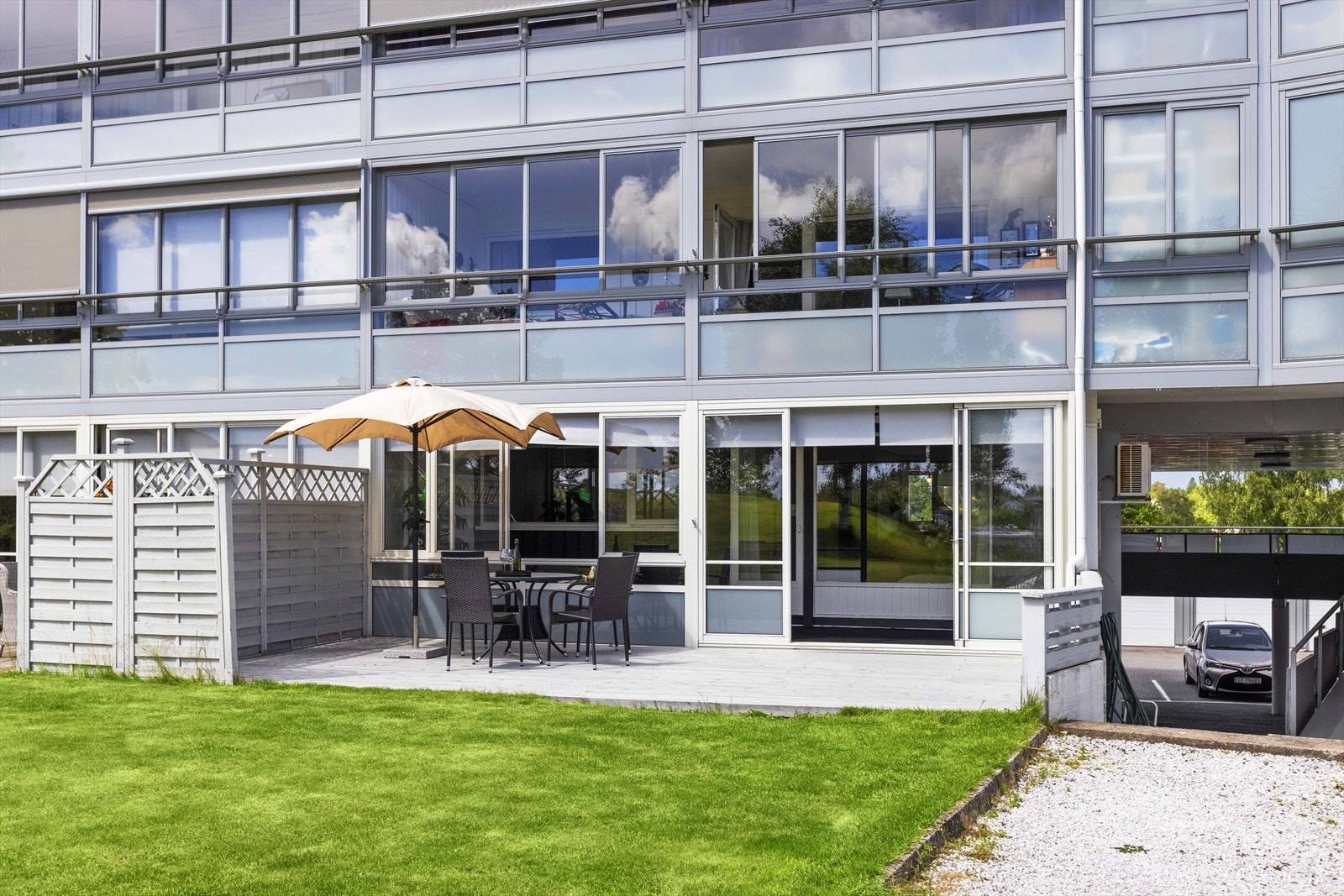 Hyggelig terrasse på bakkeplan Galleribilde