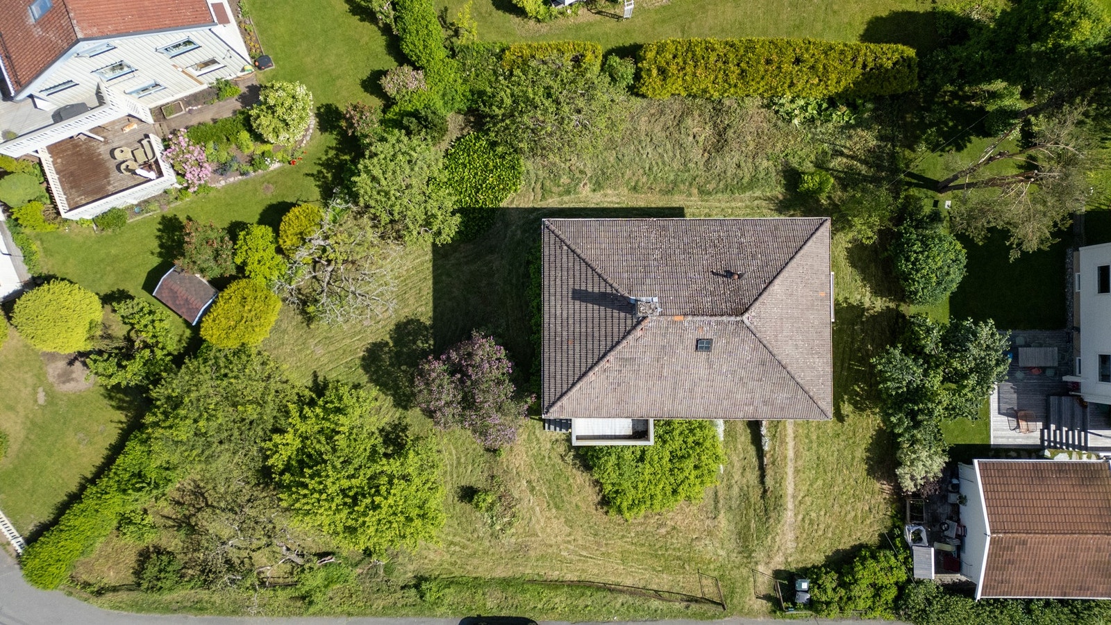 En hel tomannsbolig med stort potensial på en romslig og flott tomt. Galleribilde