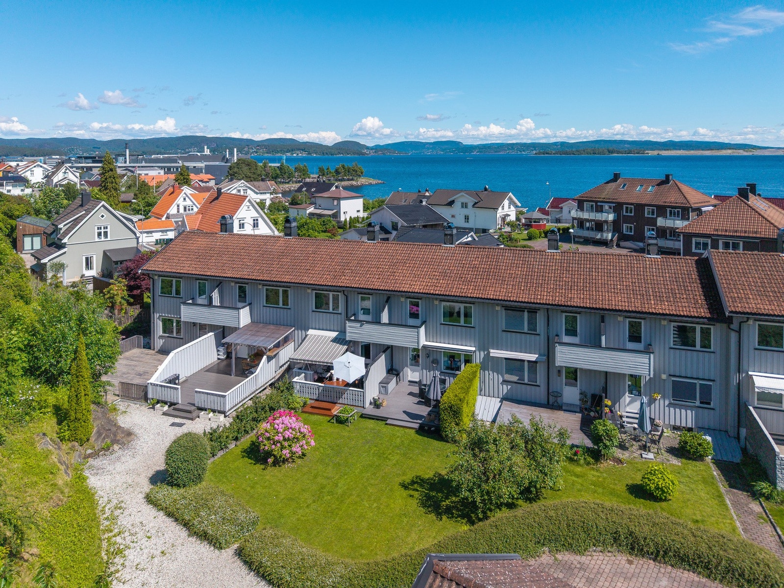 Velkommen til en innholdsrik og velholdt bolig over tre plan med egen hage, terrasse og garasje Galleribilde