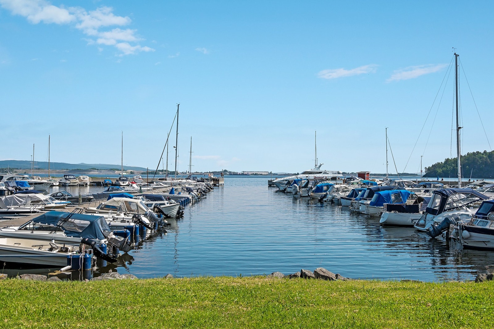 Hagemann er en sommeridyll med både småbåthavn, park med ballbinge og lekeapparater, og en populær badeplass Galleribilde