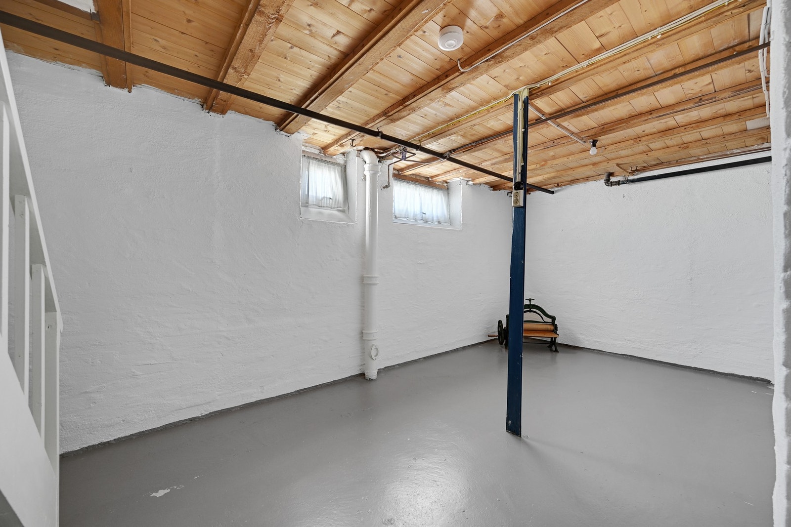 Kjelleren byr på to boder av god størrelse. Her har man rikelig med oppbevaringsplass Galleribilde