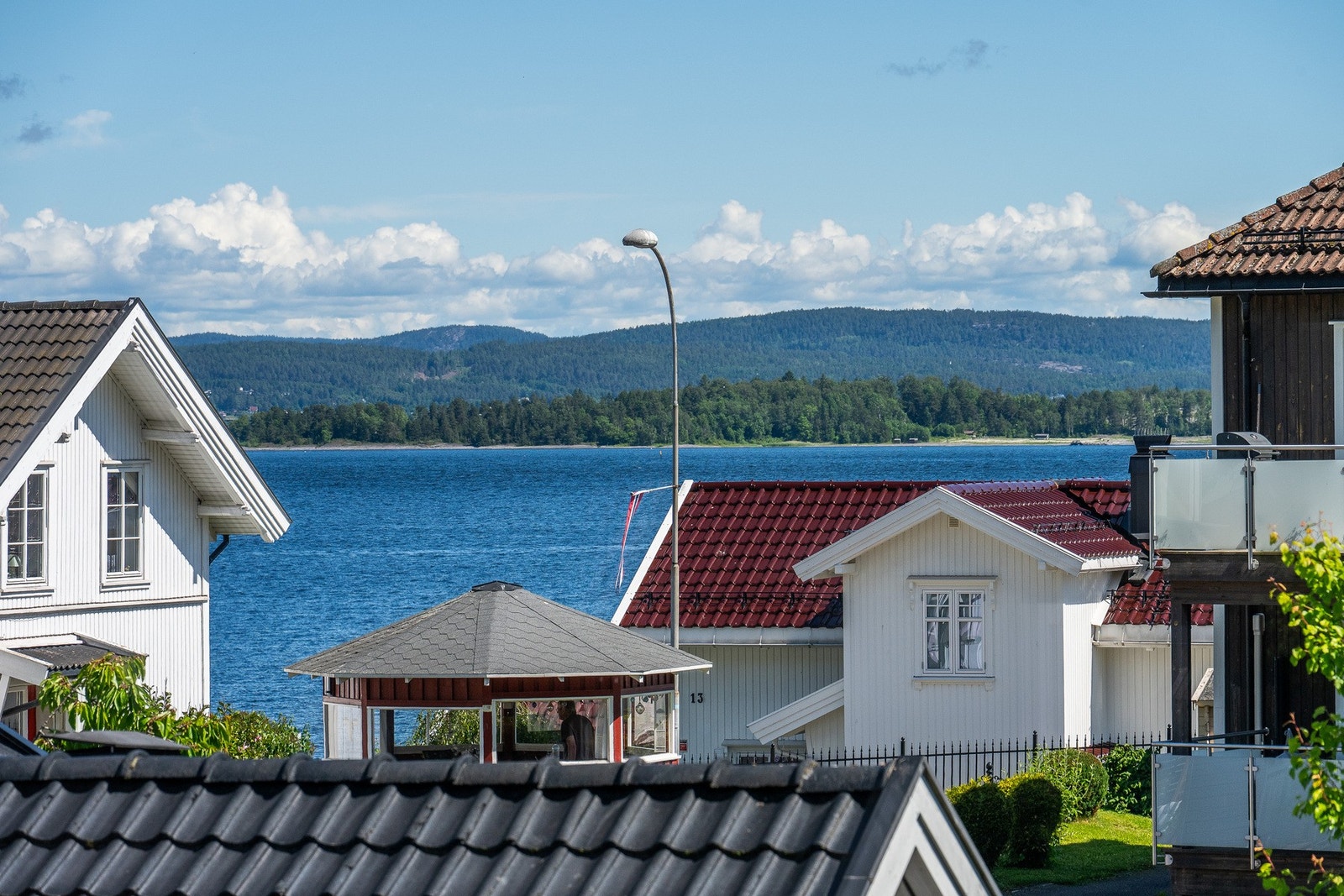 Sjarmerende andelsleilighet i rekke med sjøgløtt, garasje og gode solforhold Galleribilde