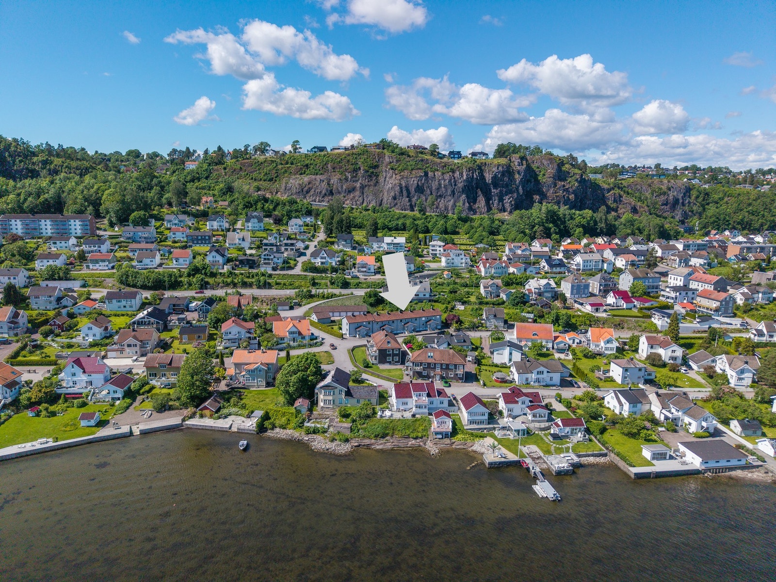 Her bor du med få meter til sjøen, samtidig som bylivet er innen få minutters gange Galleribilde