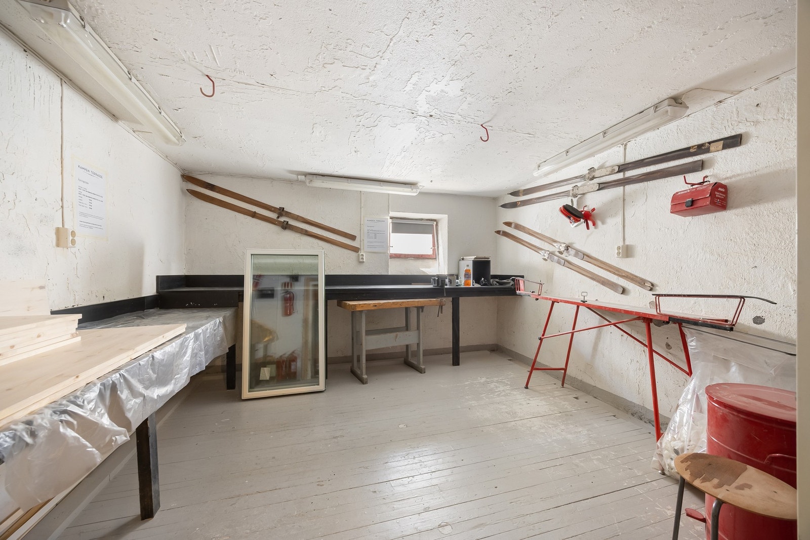 I felles verksted er det lagt til rette for å utøve håndverksarbeid. Her er også smørebenk til preparering av ski. Galleribilde