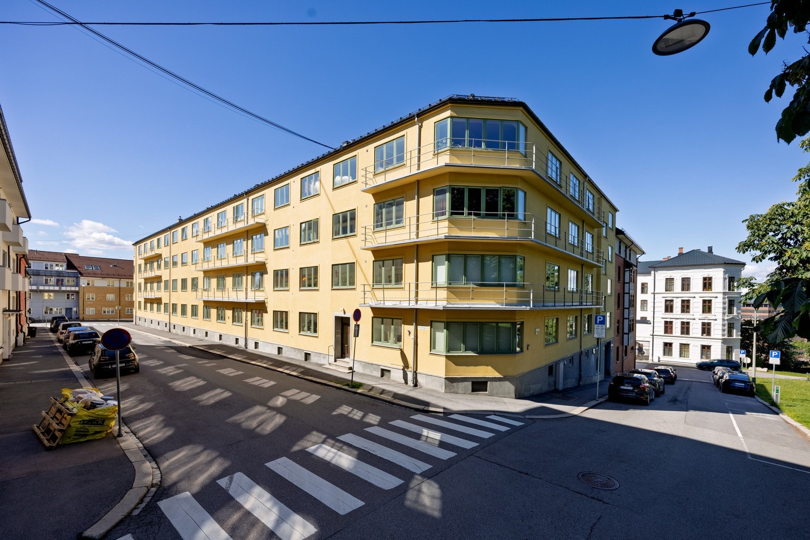 Det er rikelig med beboerparkering til gunstige priser i området. Galleribilde