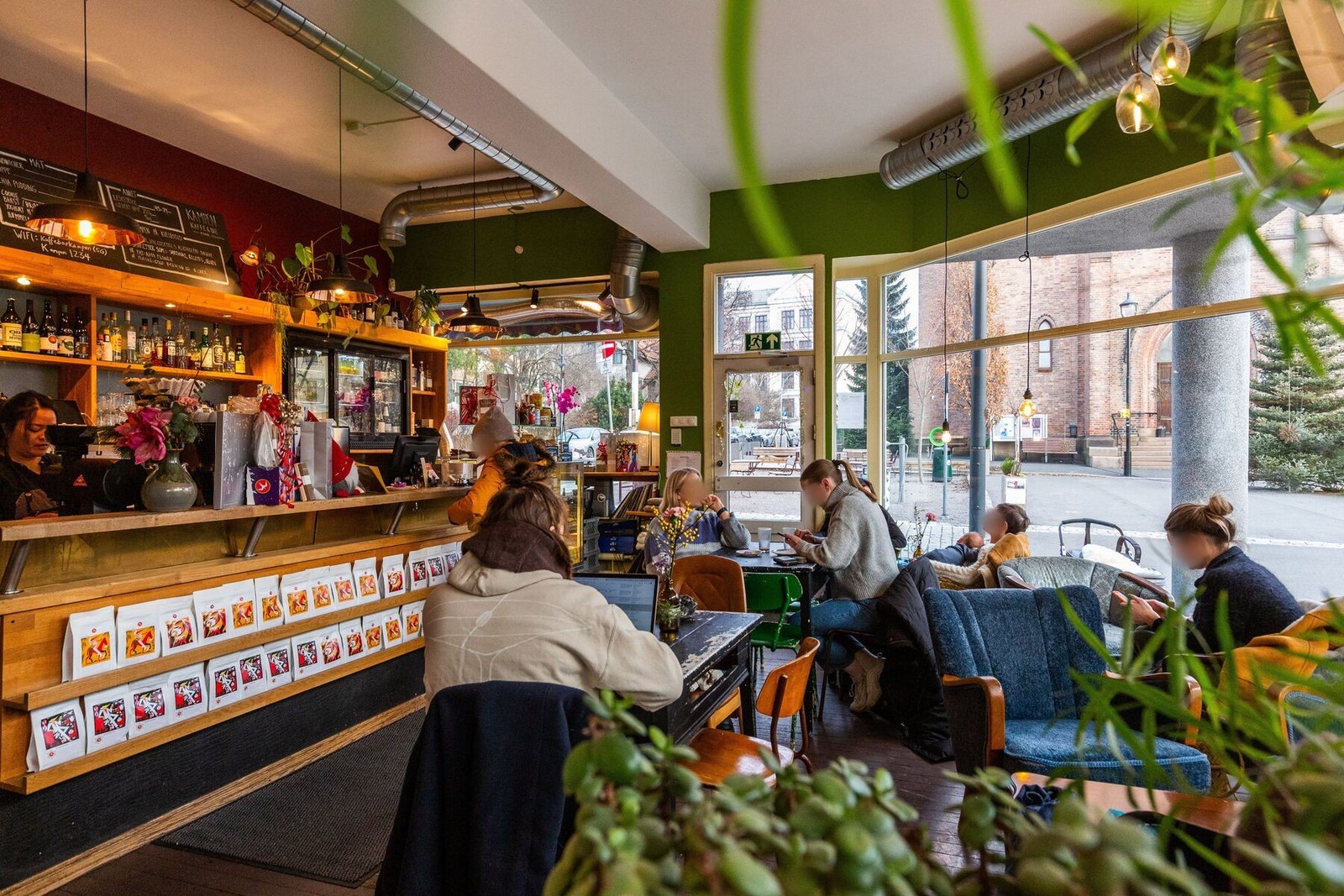 Kampen Kaffe & Bar er kun et steinkast unna - en nabolagsfavoritt med god atmosfære. Galleribilde