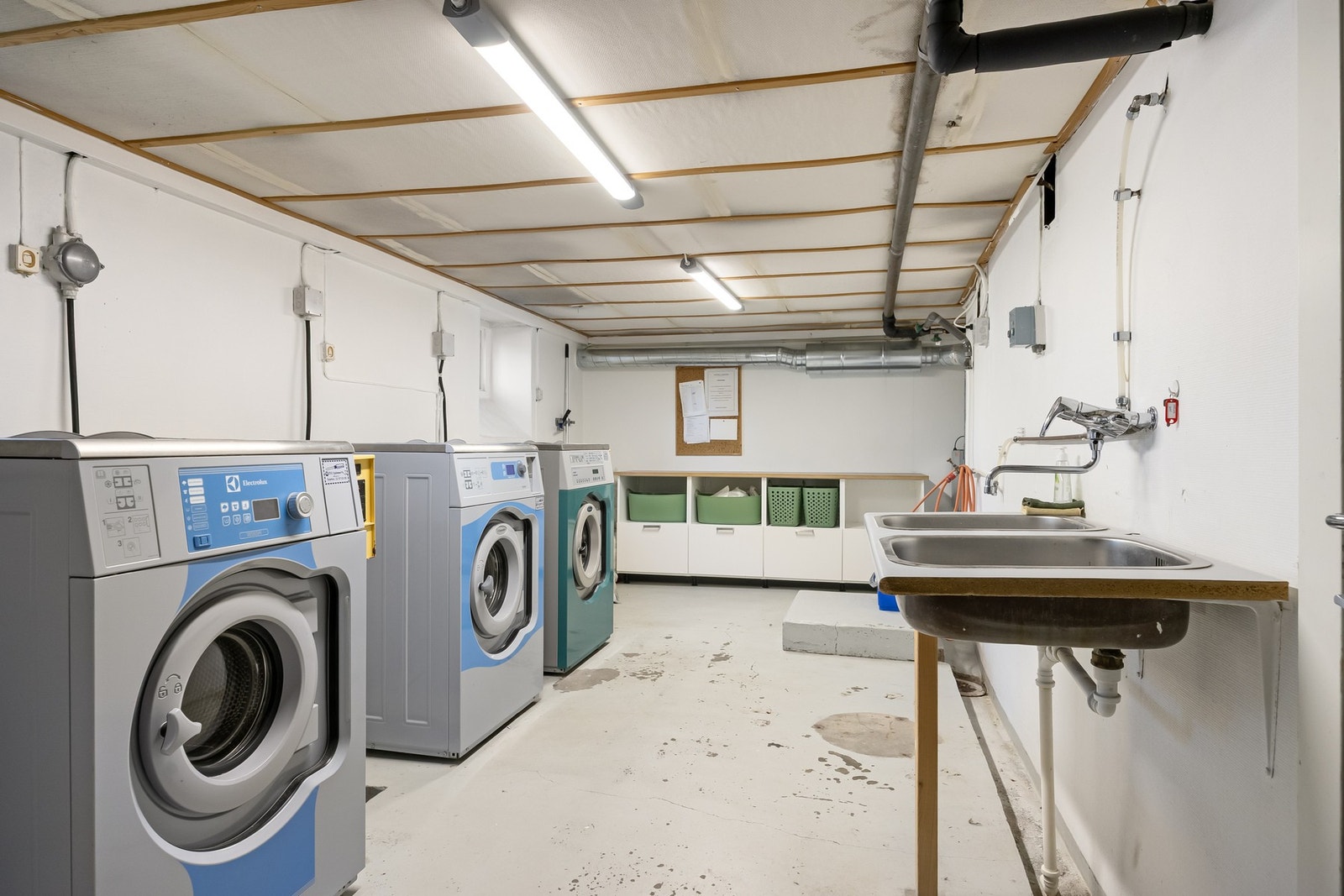 Borettslaget har et fellesvaskeri som er superpraktisk å bruke i tillegg til vaskemaskin i egen leilighet om du har mye klesvask. Galleribilde