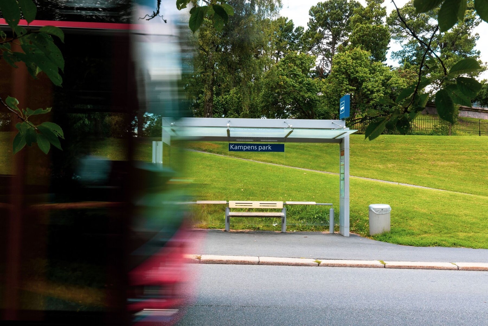 Ved parken finner du også nærmeste busstopp - kun 50 meter fra leiligheten. Galleribilde