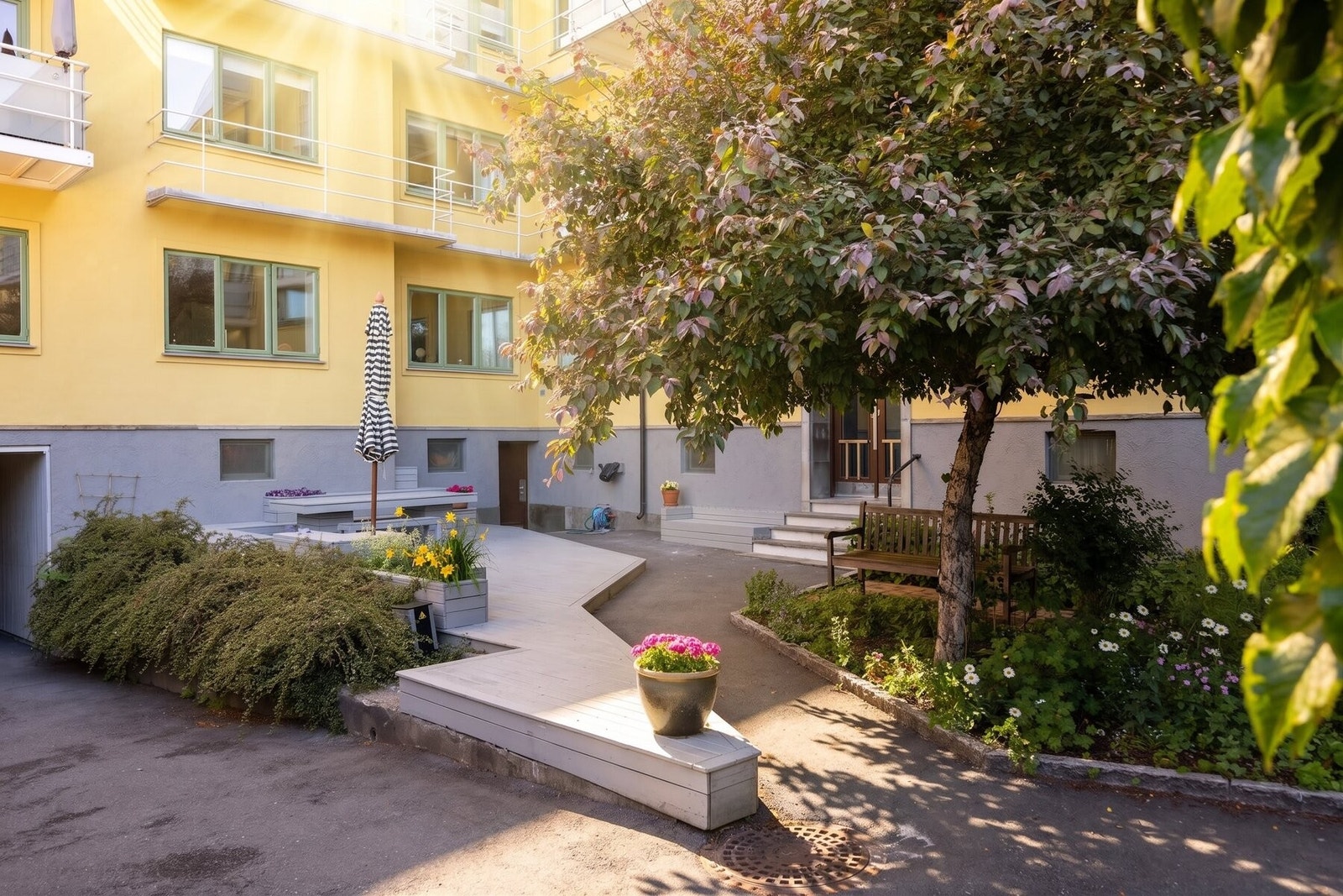 Bakgården er pent opparbeidet, med flere sittegrupper og felles grill til stor glede for beboerne. Galleribilde