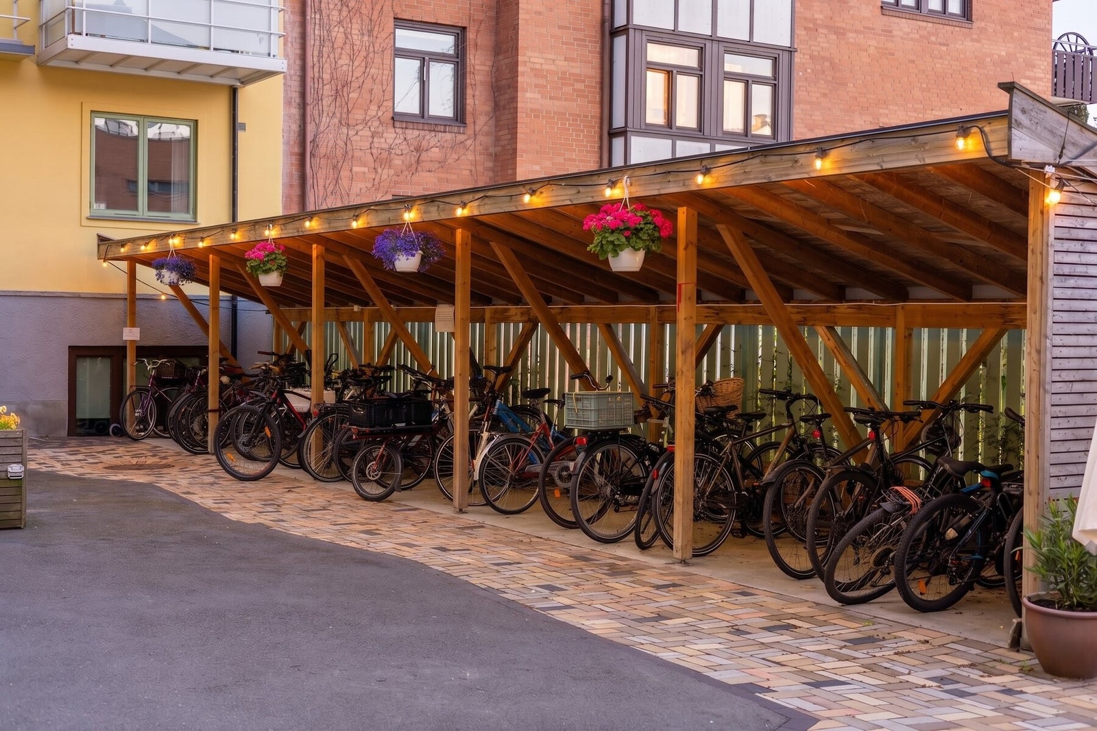 I bakgården er det etablert flere områder for sykkelparkering, blant annet i sykkelskur under tak. Galleribilde