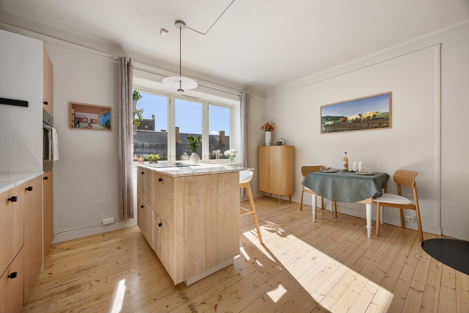 Leiligheten har en åpen stue/kjøkken-løsning som legger godt til rette for et sosialt miljø. Galleribilde