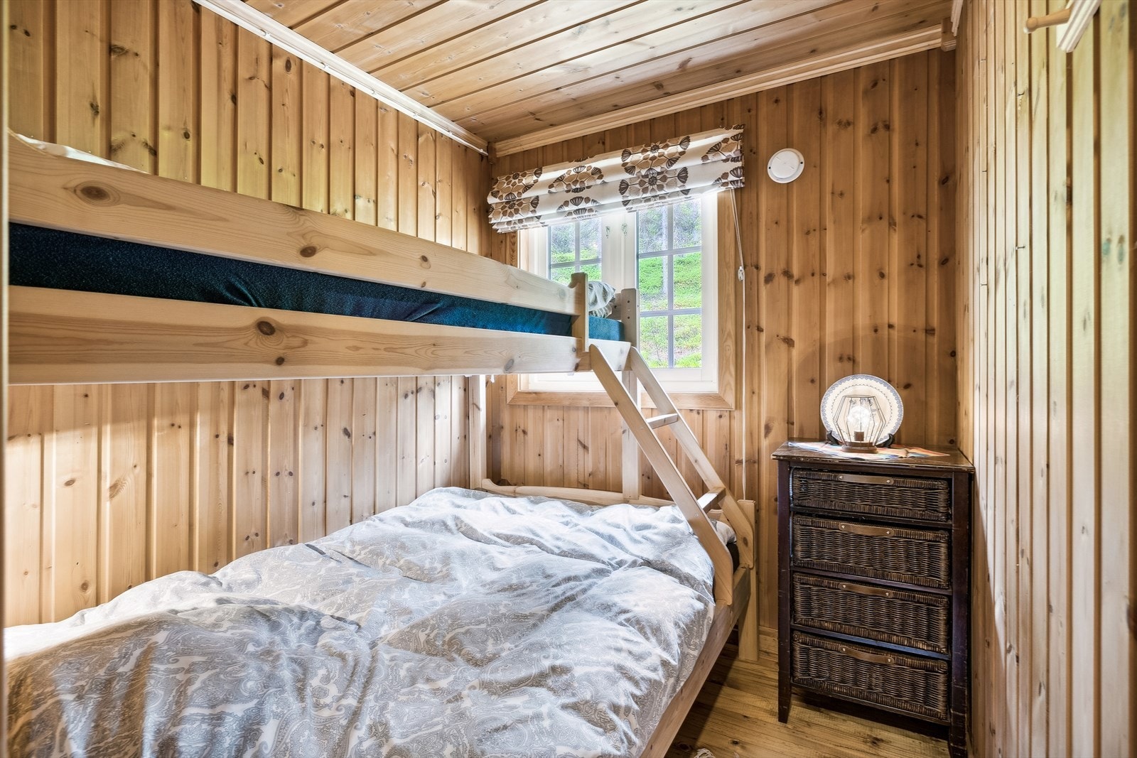 To av rommene er innredet med hver sin familiekøye, og det tredje soverommet er innredet med en enkeltseng. Galleribilde