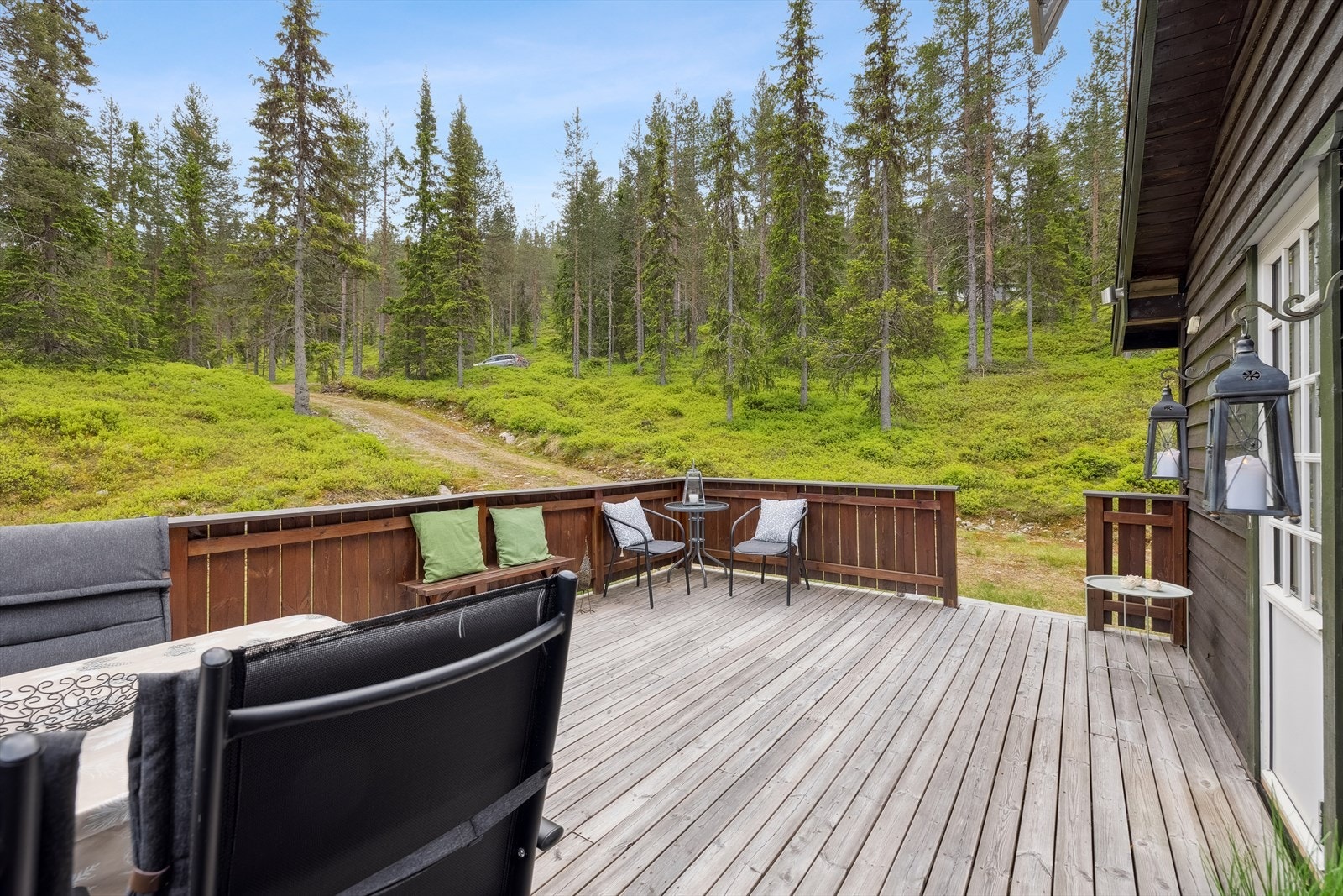 Terrassen er romslig med adkomst fra stuen og terrenget. Galleribilde