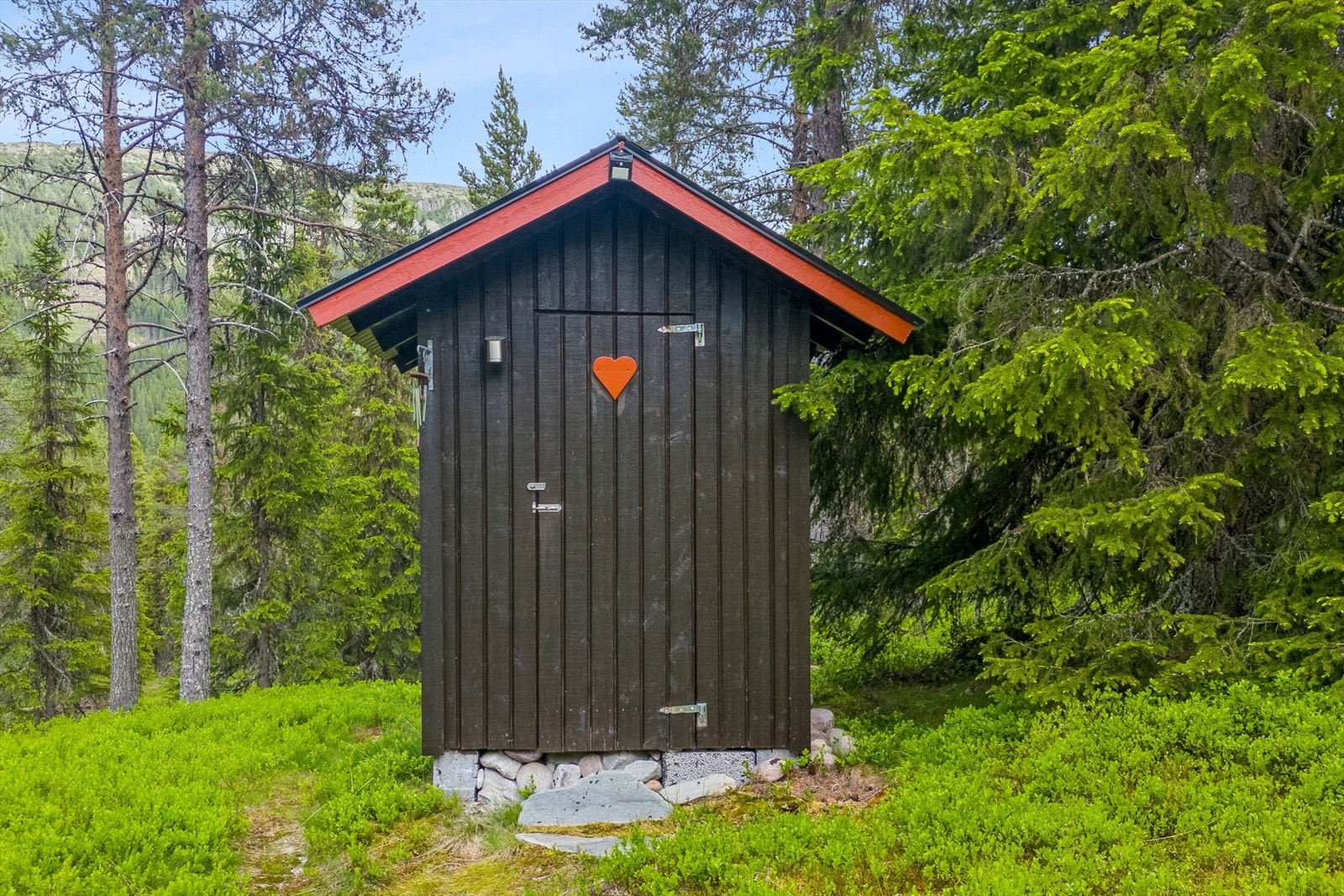 Tomten består av naturtomt, hytte, uthus og utedo. Galleribilde