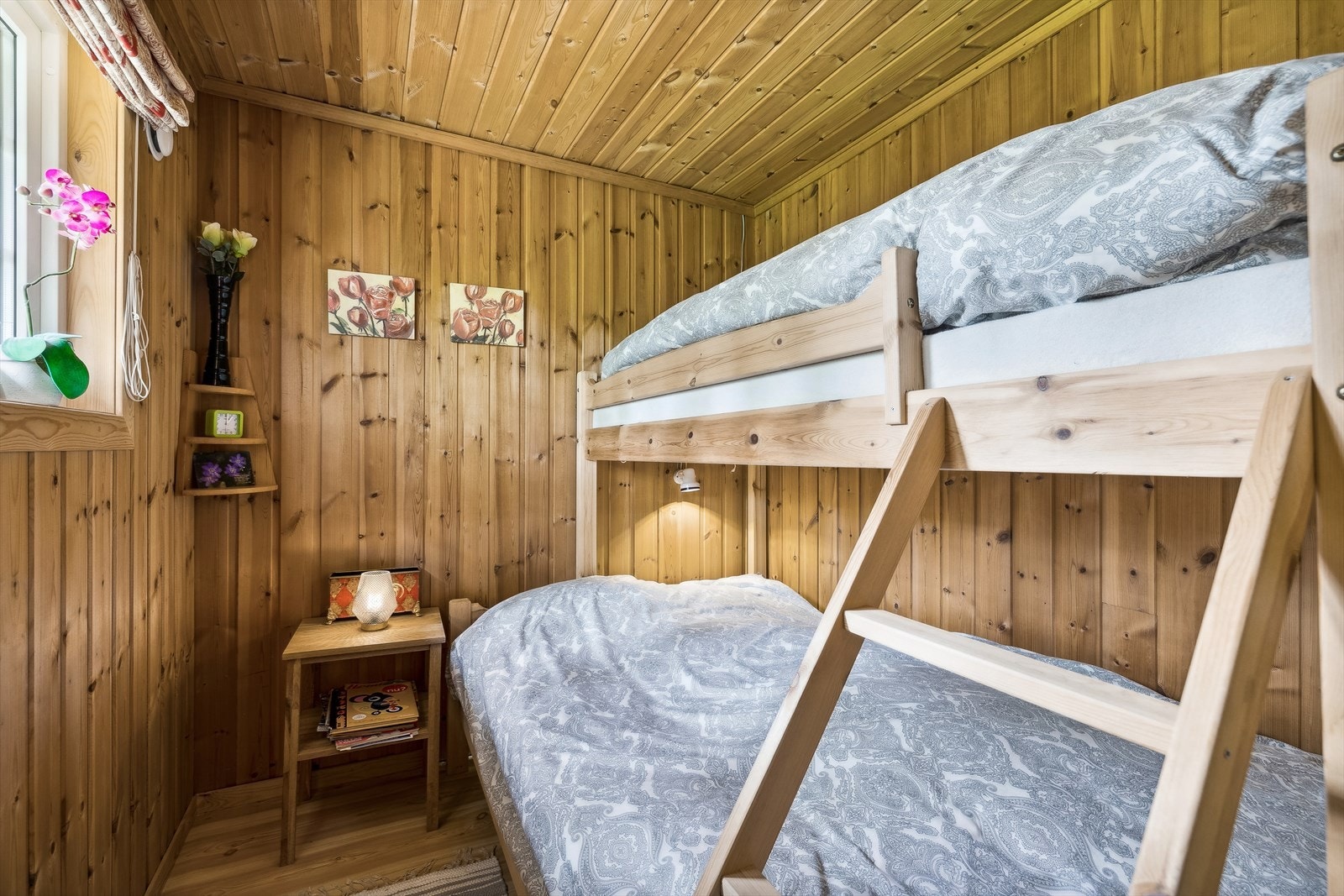 Det er tre soverom i hytta, og alle har adkomst fra gangen. Alle tre soverommene har panel på vegger og i himling, og lakkert tregulv. Galleribilde
