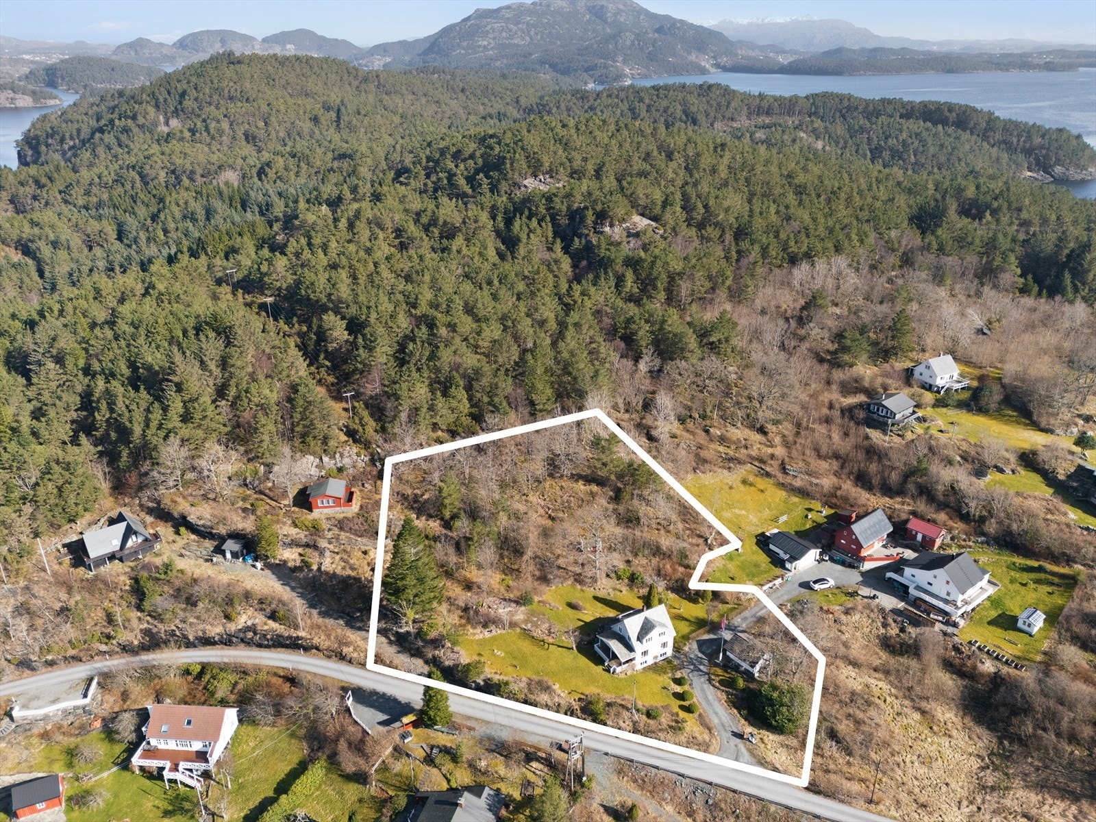 NB! Tomtegrenser kun vist som illustrasjon, se offentlige kart for nøyaktige grenser Galleribilde