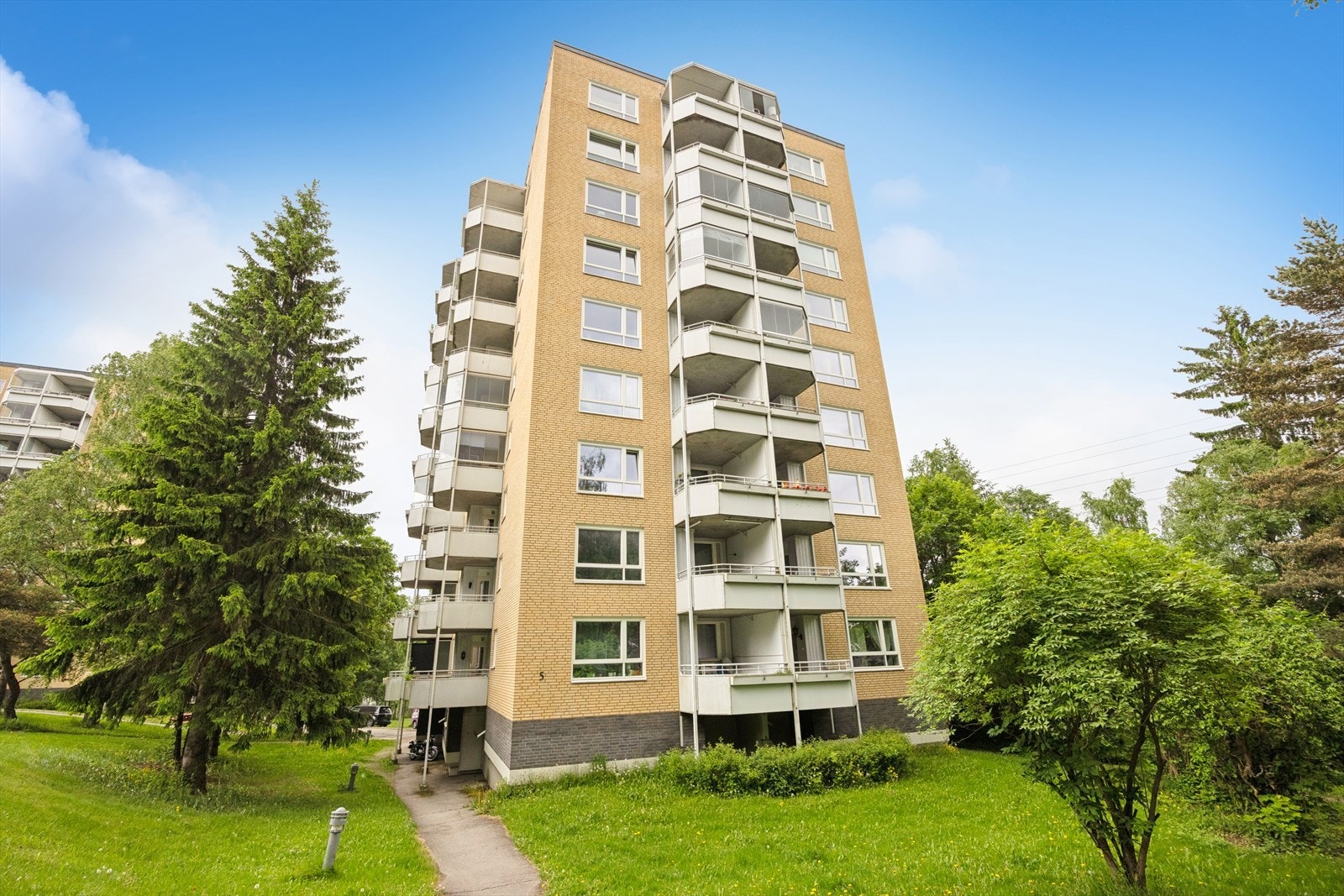 Leiligheten ligger i 3. etasje i en bygning fra 1972, som er en del av veldrevne Ellingsrudåsen Borettslag. Galleribilde