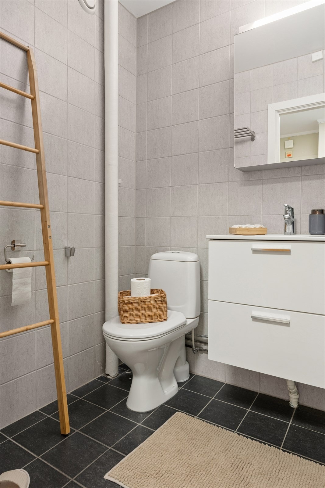 Badet ble overflateoppusset i 2019 og har flislagt gulv med elektriske varmekabler. Galleribilde