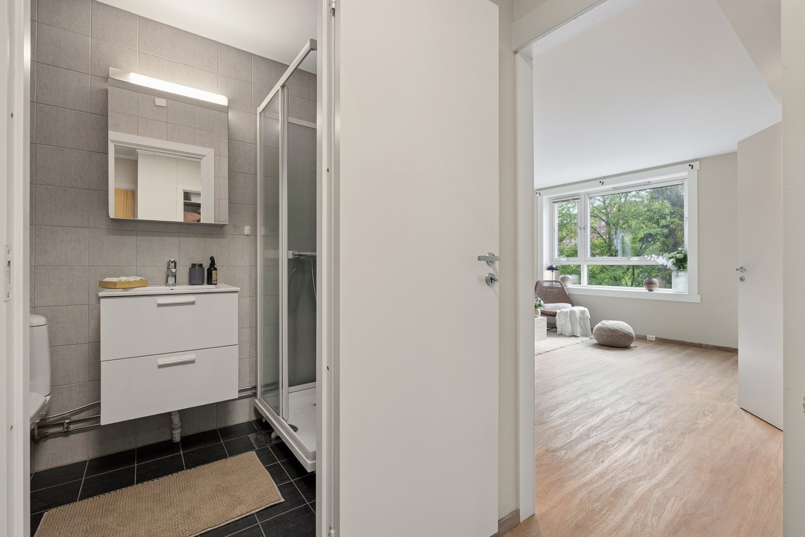 Badet er praktisk plassert i tilknytning til entréen. Galleribilde