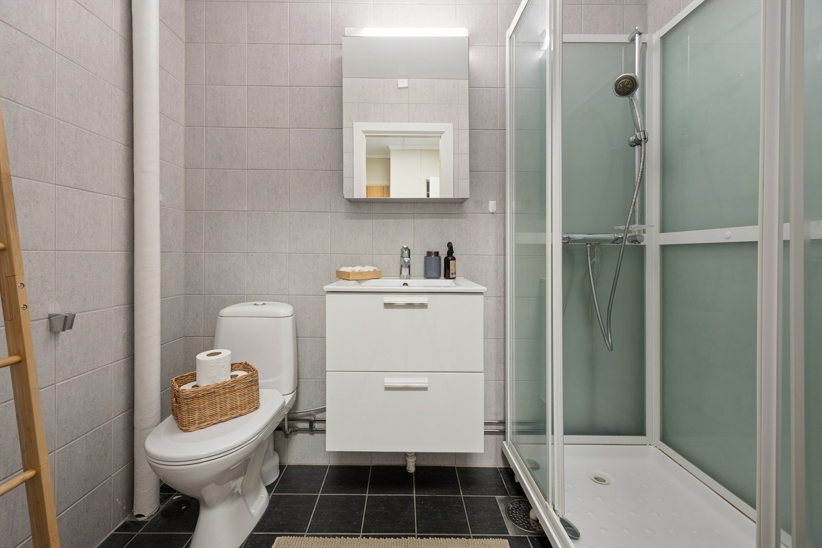 Rommet er utstyrt med dusjkabinett, toalett og servantinnredning, samt opplegg for vaskemaskin. Galleribilde