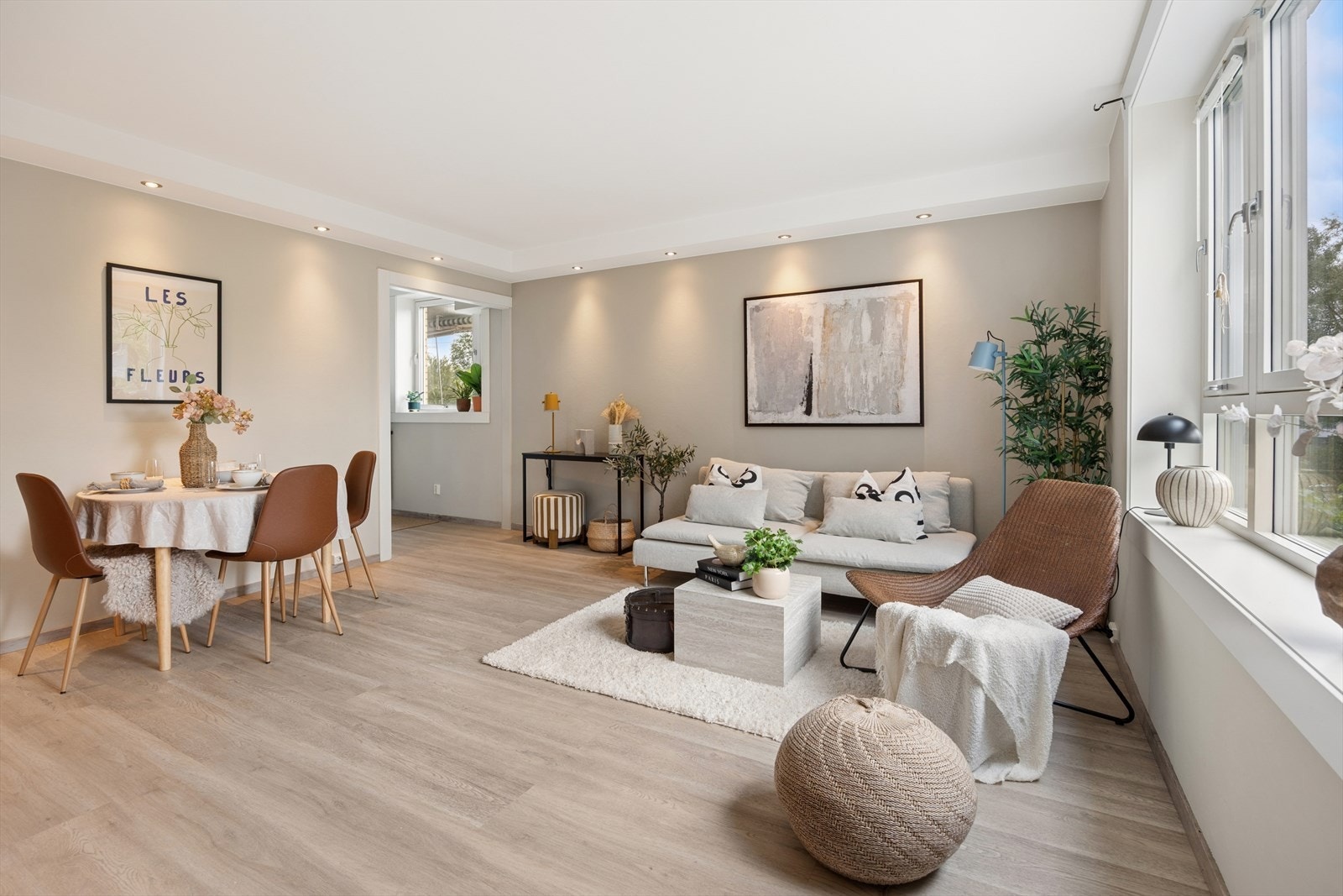 Stuen har en fleksibel planløsning med god plass til både sofagruppe og spisebord. Galleribilde