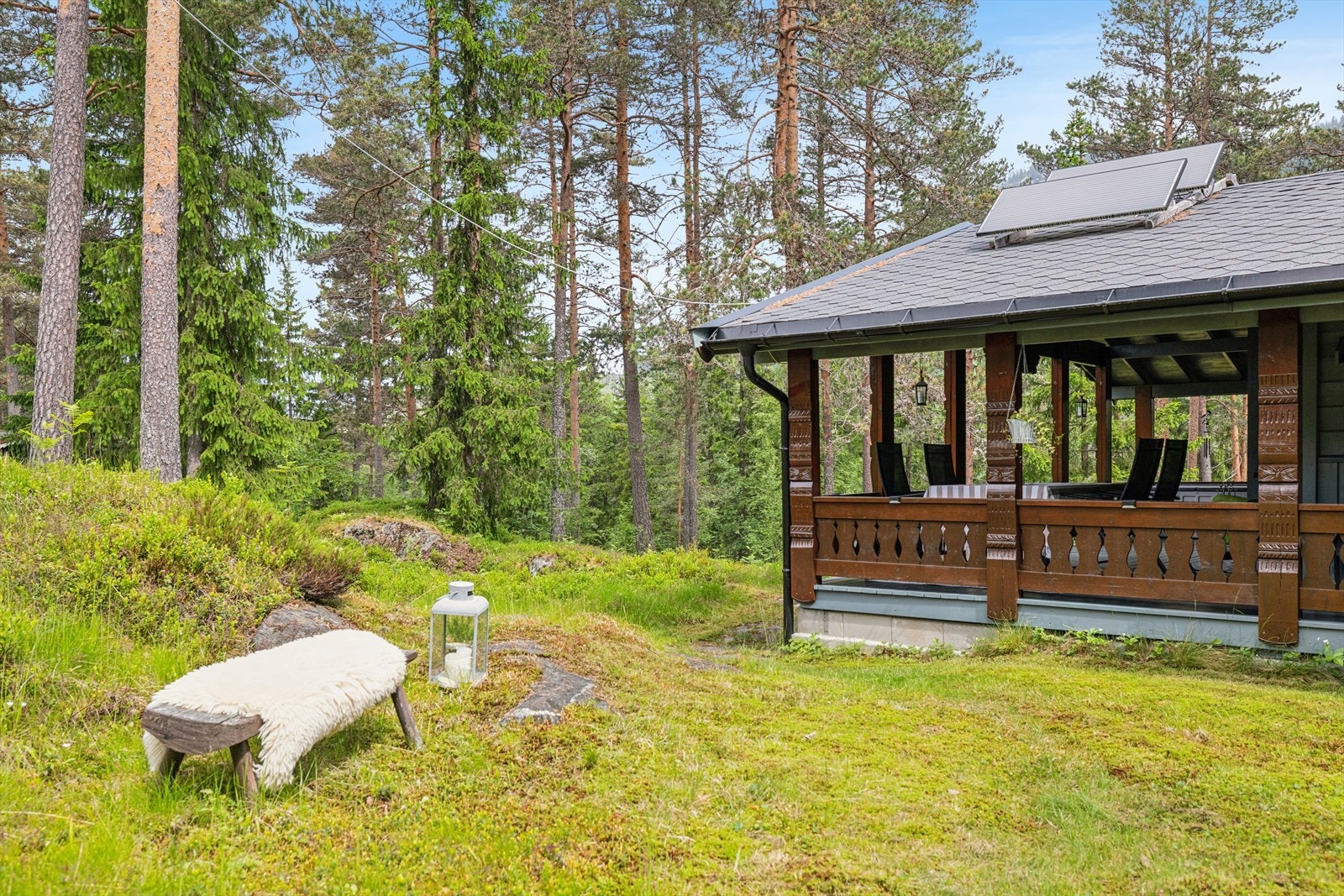 Hytten har solceller på taket og aggregat hvis det skulle være nødvending Galleribilde