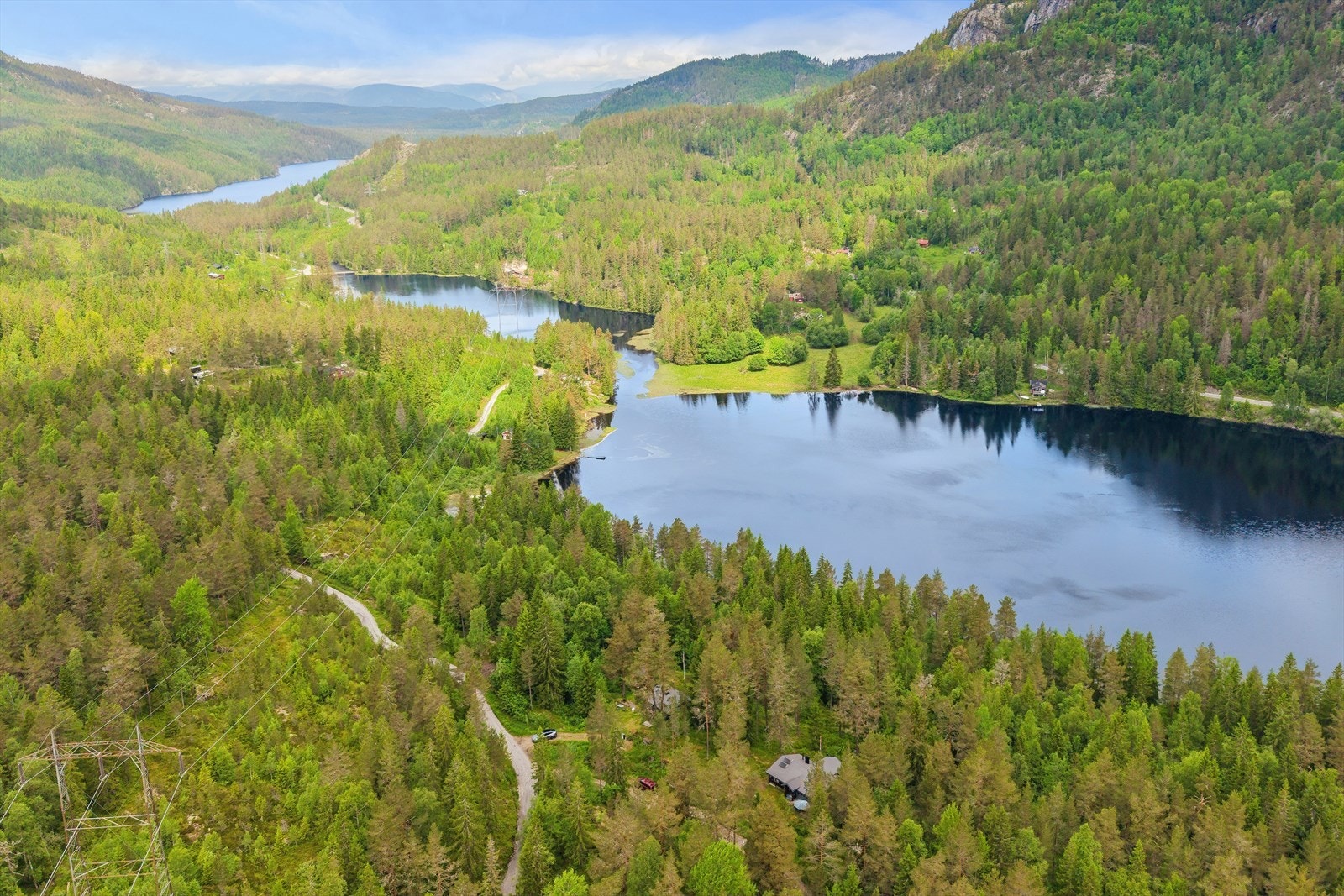 Hytten ligger et megler steinkast unna Vatnarvatnet Galleribilde