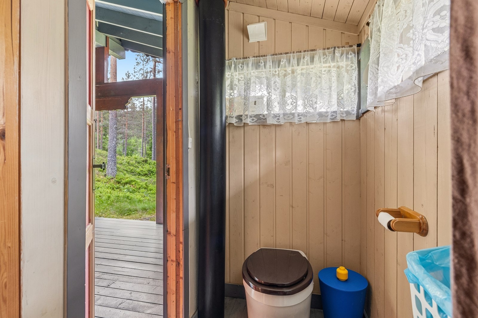 Toalettrom med snurredass Galleribilde