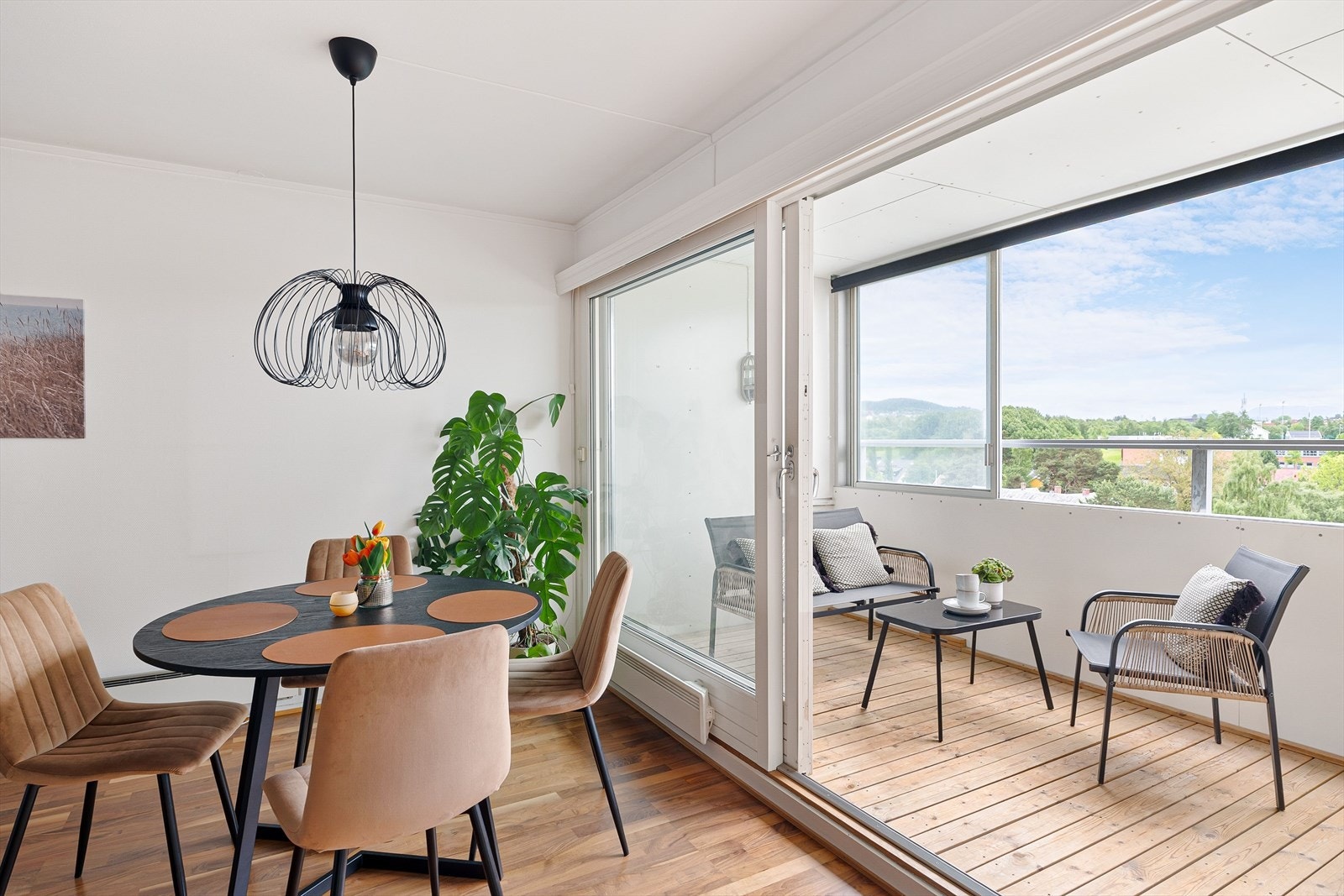 Fra stuen er det skyvedør til en innglasset sørvendt balkong. Her sitter man usjenert uten innsyn, høyt og luftig opp fra bakkeplan. Galleribilde