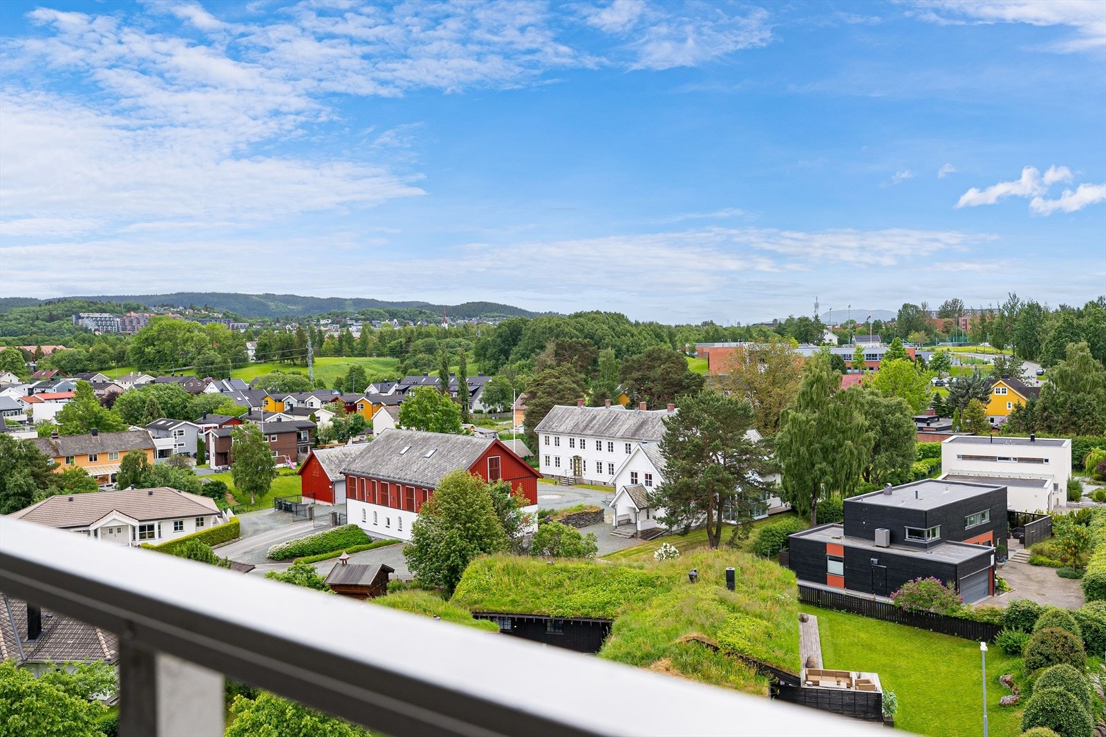 Leiligheten har en svært god og luftig beliggenhet i byggets 8. etasje. Blokken har en fin plassering med et flott utsyn over nærområdet. Galleribilde