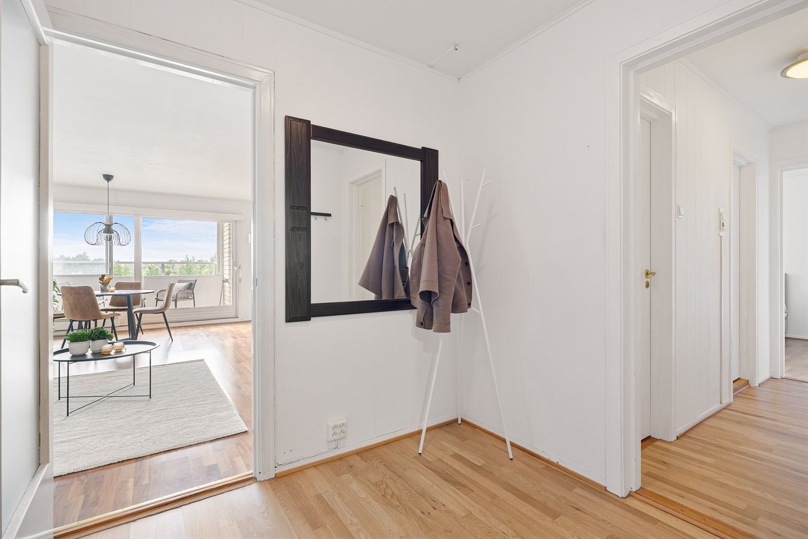Velkommen inn! Man kommer inn i leiligheten via en romslig gang med god plass til å sette ifra seg sko og henge fra seg ytterbekledning. Det er også en bod til venstre i det man kommer inn døren. Galleribilde