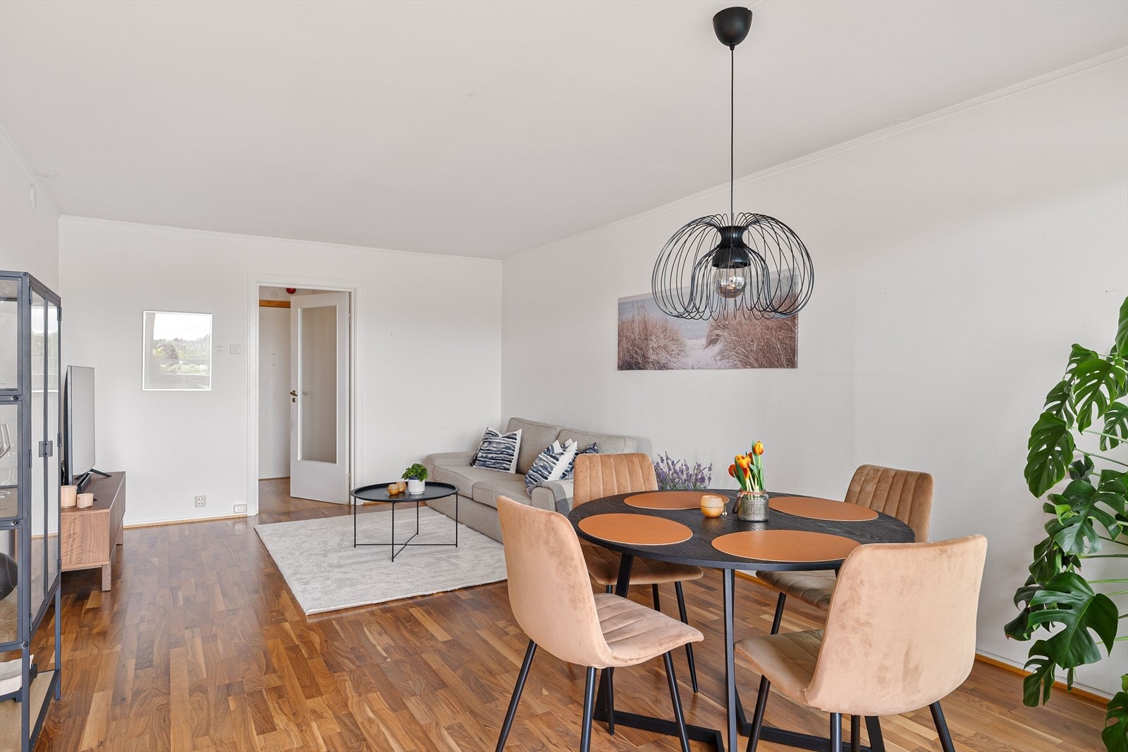 Stuen har god plass for både spisebord, sofagruppe og ytterligere møblering. Galleribilde