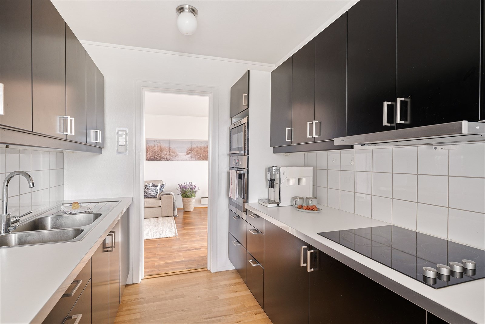Det ble pusset opp i 2010, og har en sort innredning fra Ikea med laminert benkeplate med godt med skap- og benkeplass Galleribilde