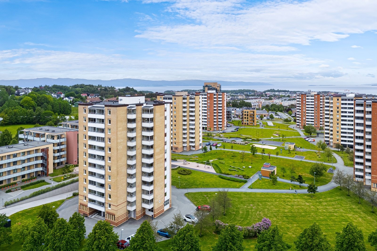 Olav Magnussons veg 1 har en av de bedre plasseringene for borettslaget. Borettslaget rehabiliterte yttervegger og noen vinduer i 2017/2018 Galleribilde