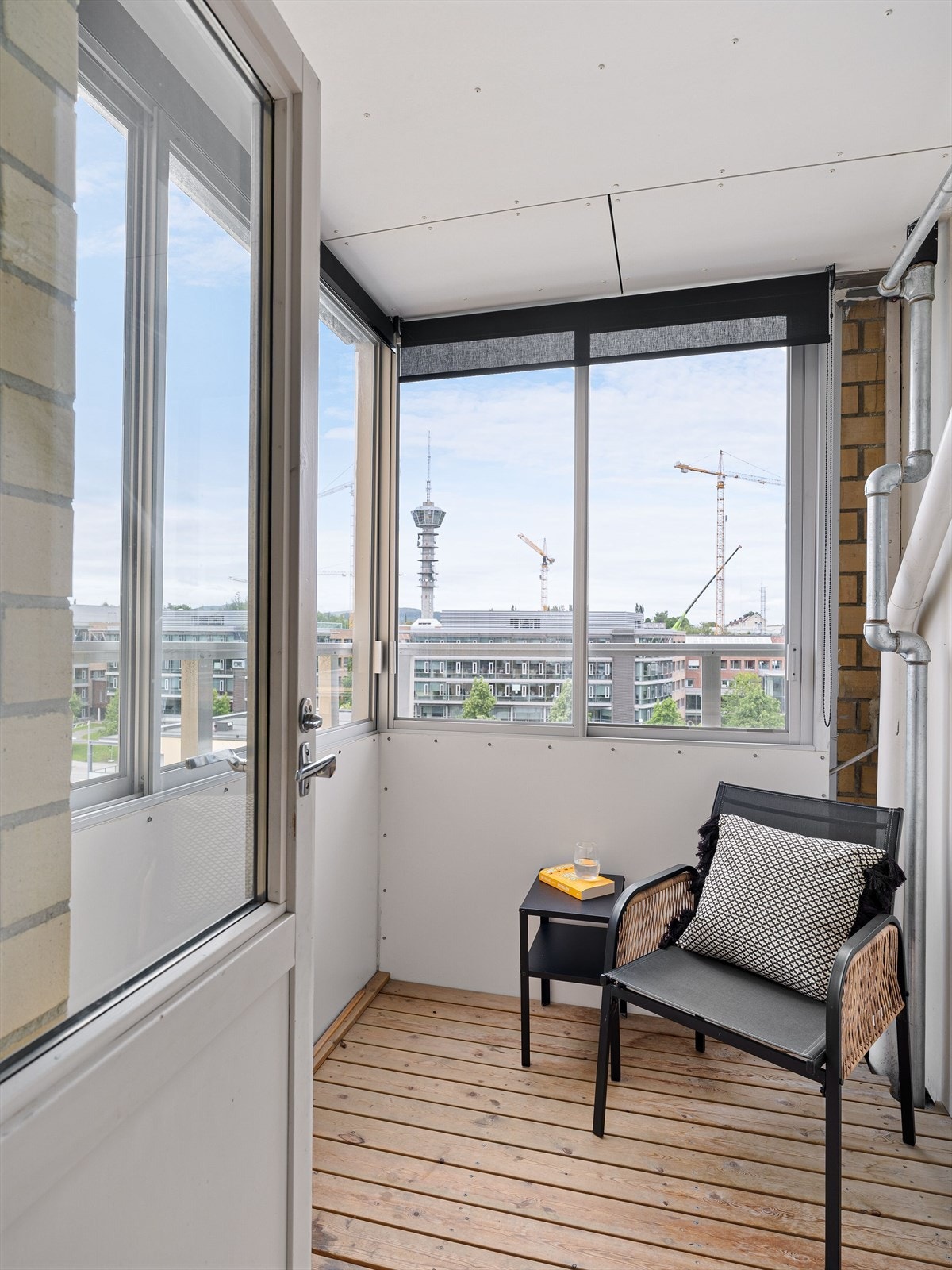 Med utgang fra kjøkkenet har man en innglasset balkong på 3,6 kvm. Denne er vestvendt. Her har man flott ettermiddag/kveldssol og utsikt mot Tyholt tårnet. Galleribilde