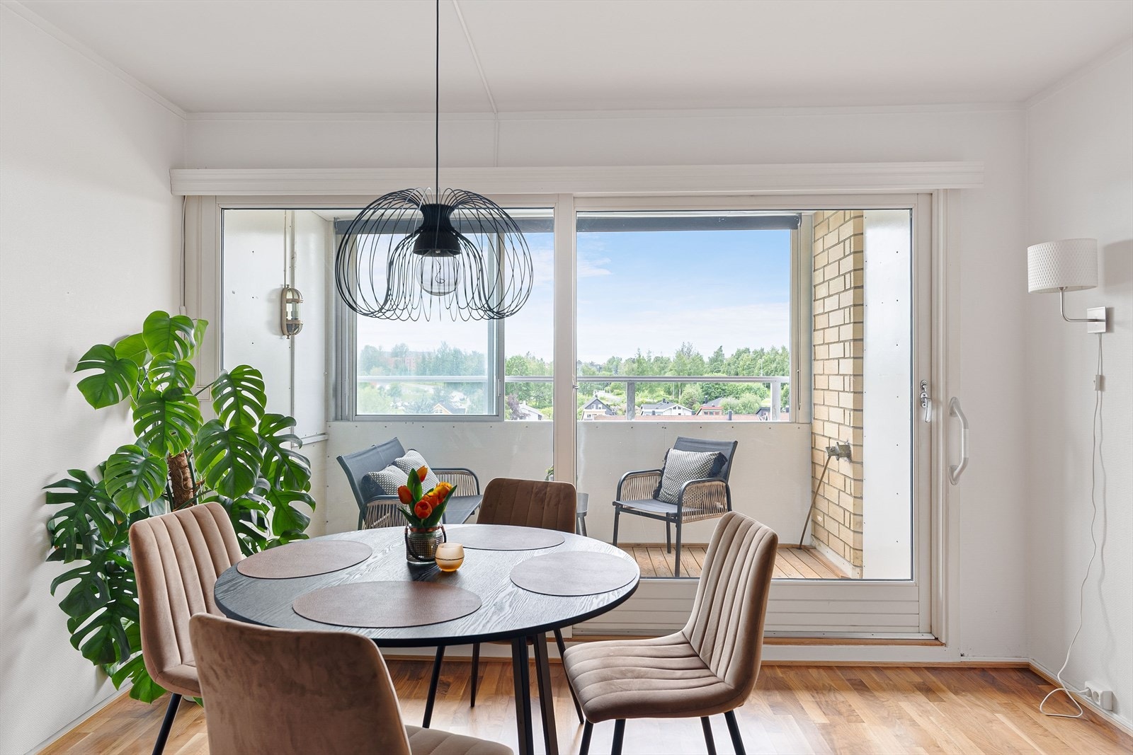 Rommet nyter god naturlig belysning fra store vindusflater. Galleribilde