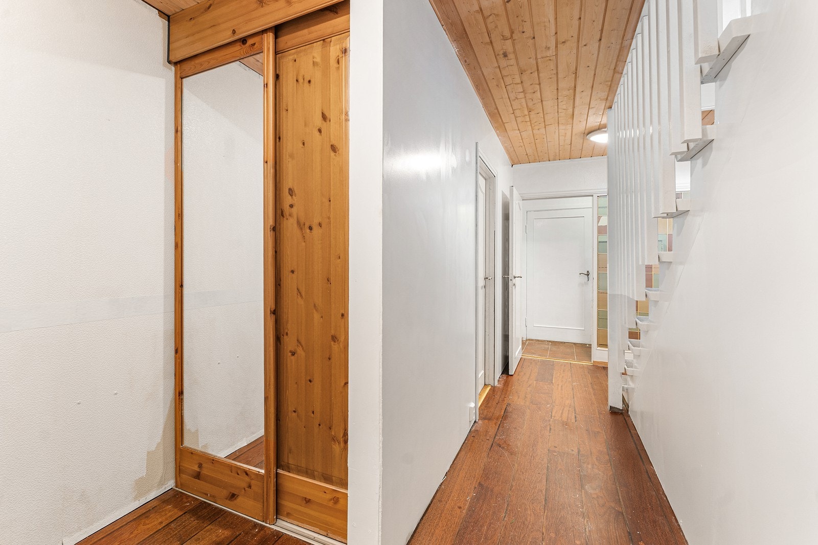 I gangen er det laget til for en liten skyvedørsgarderobe - perfekt til oppbevaring av yttertøy. Galleribilde