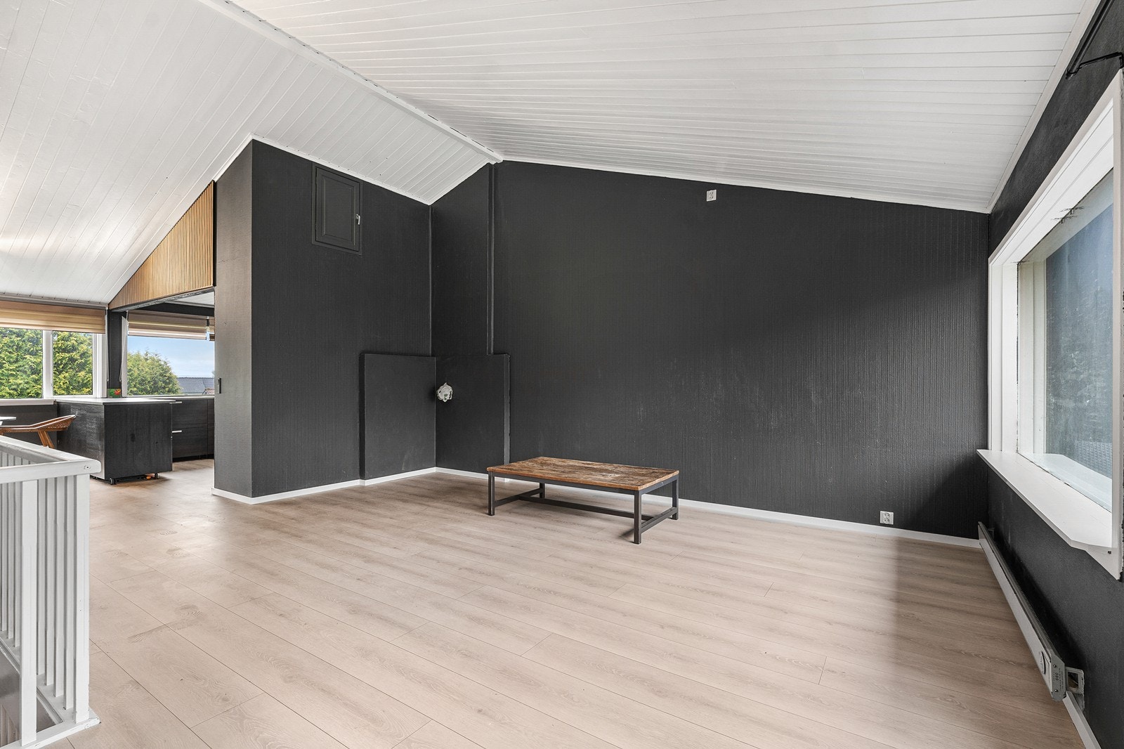 Det er pipe i boligen, men vedovn ble demontert av nåværende eier. Galleribilde