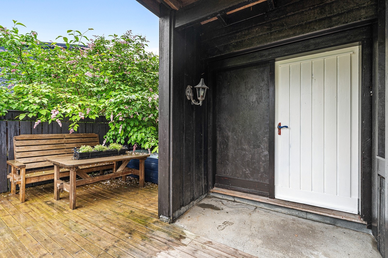 Ved inngangspartiet til boligen er det laget en større markterrasse. Galleribilde