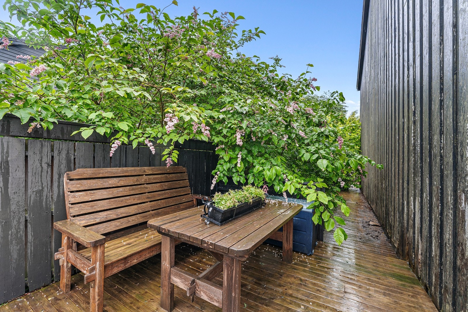 Rekkehuset ligger på enden og man har dermed hage rundt deler av boligen. Galleribilde