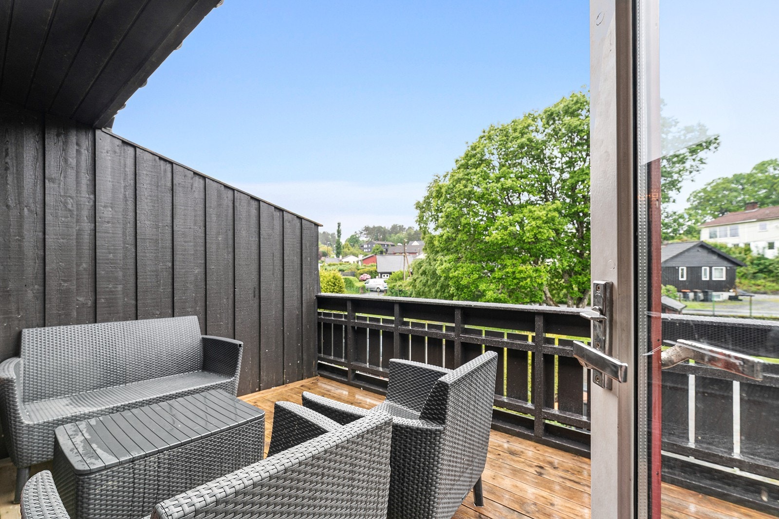 Fra stuen er det utgang til delvis overbygget terrasse som er målt til 12 m². Terrassen ligger vestvendt til. Galleribilde