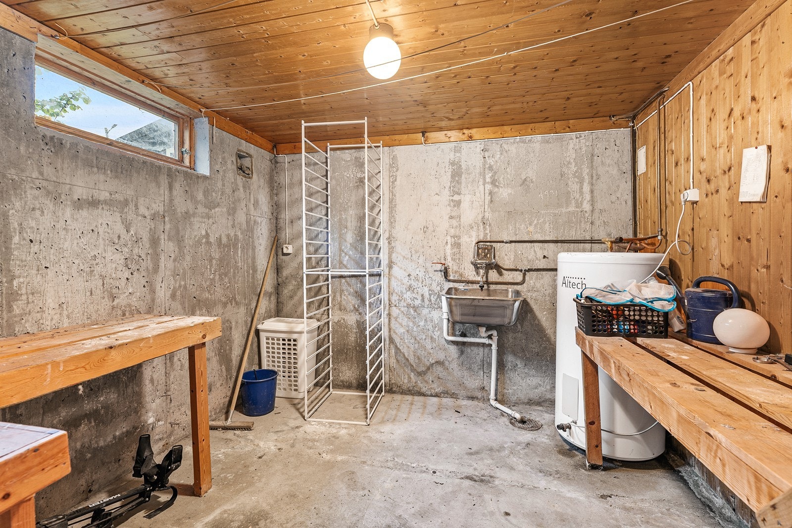 I underetasjen finner man også et enkelt, men stort vaskerom. Galleribilde