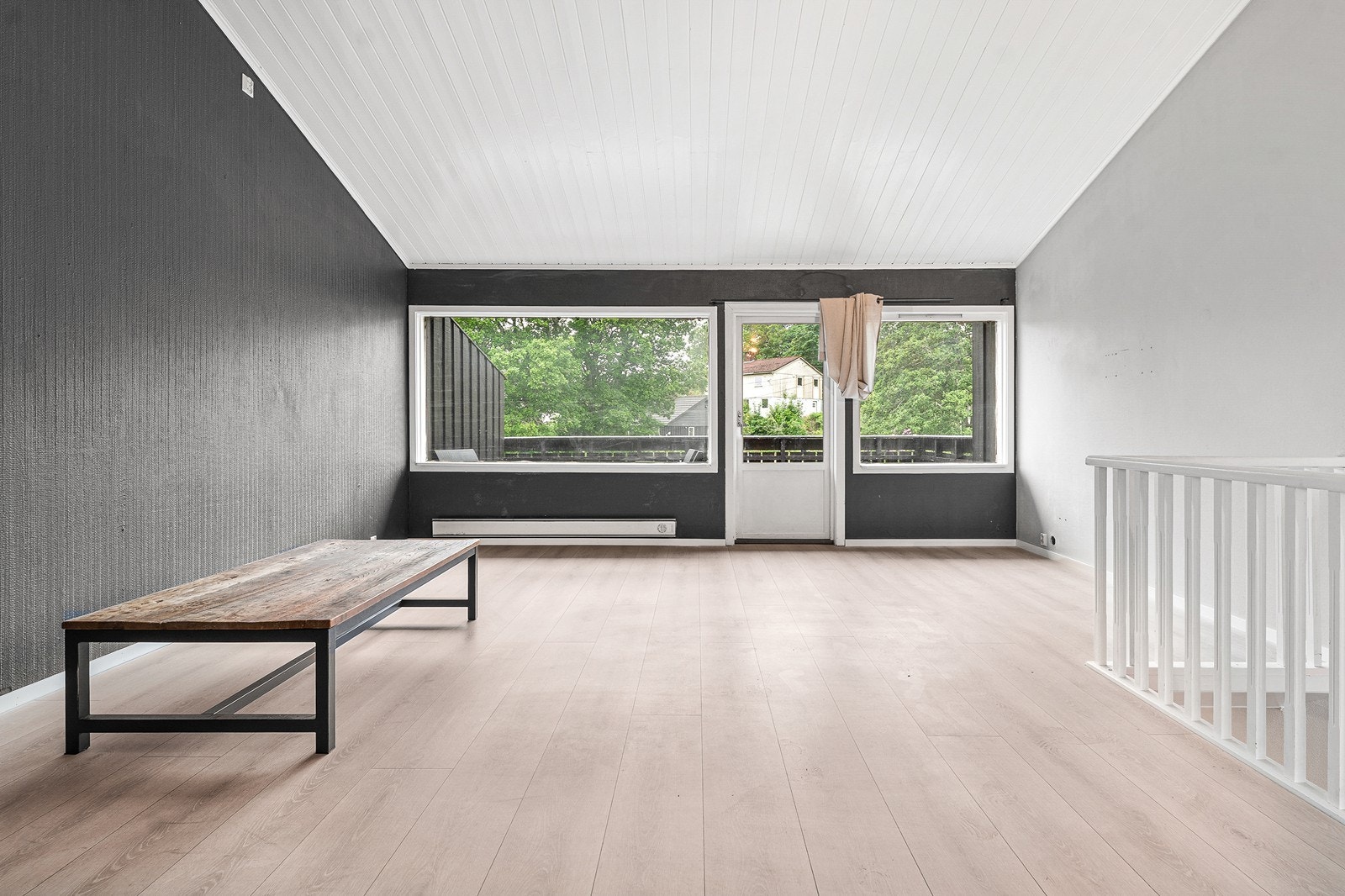 Rekkehuset går over tre etasjer. Øverste etasje består av stue og kjøkken med delvis åpen løsning. Galleribilde