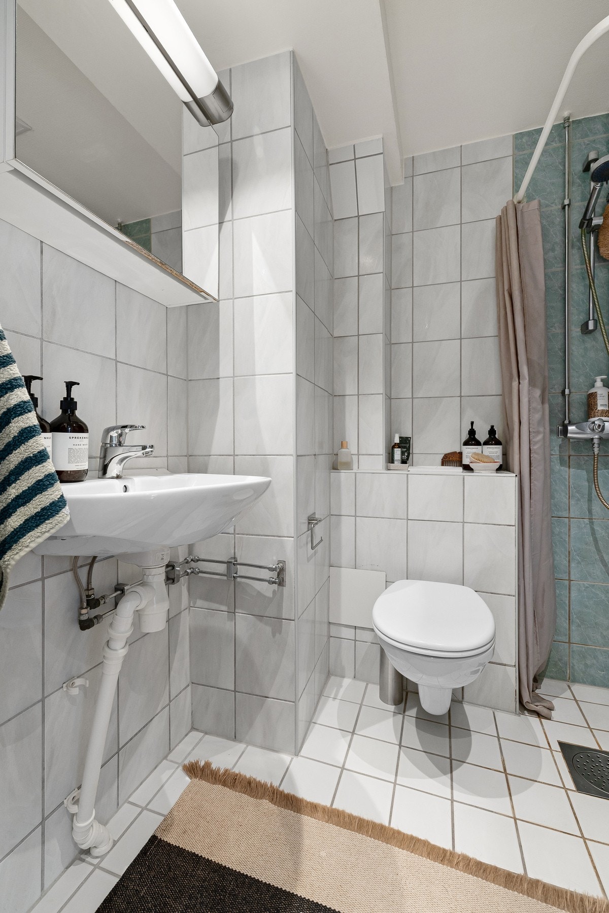 Badet er innredet med servant med blandebatteri og overskap med speilfronter. Det er opplegg for vaskemaskin. Galleribilde