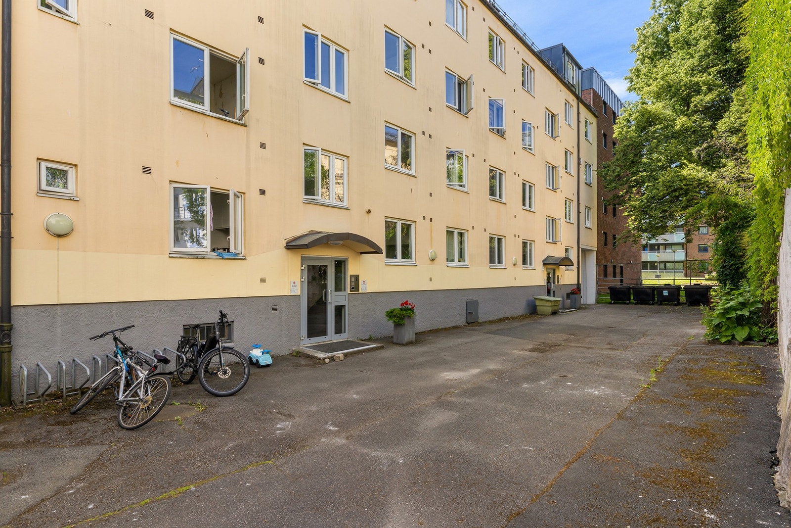 Fasade. Bygget er oppført i 1957. Galleribilde