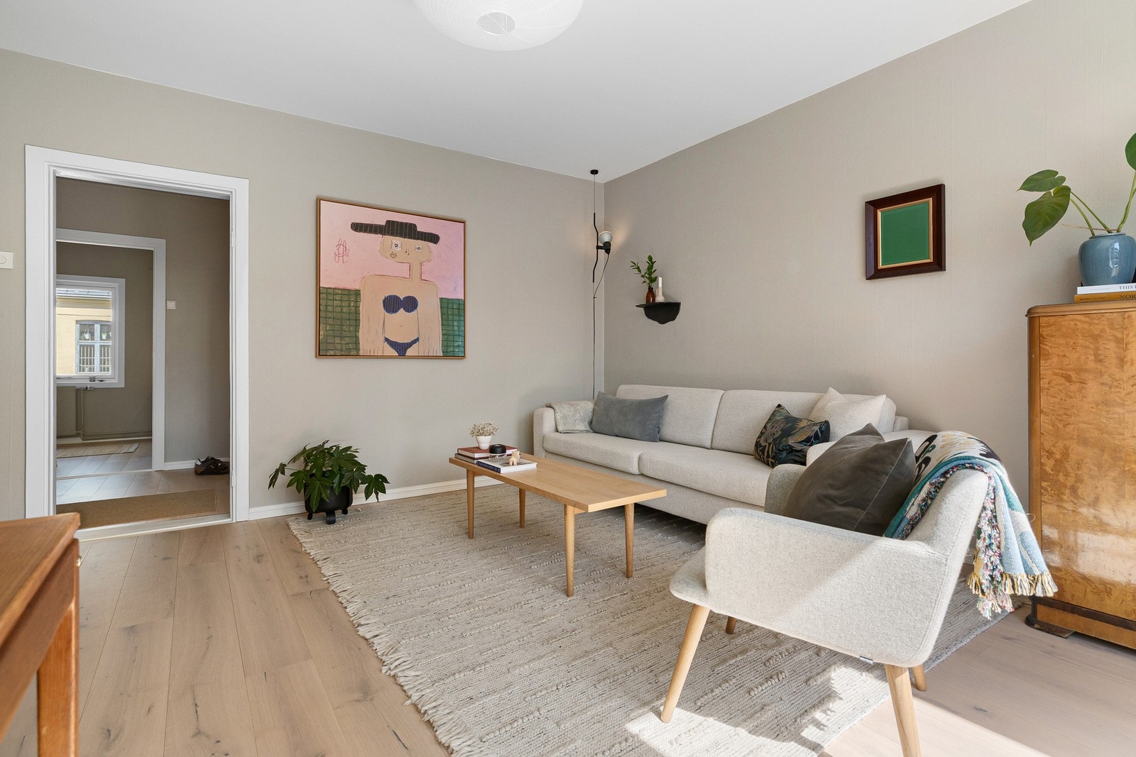 Den romslige stuen har god plass til både sofagruppe og TV-løsning. Galleribilde